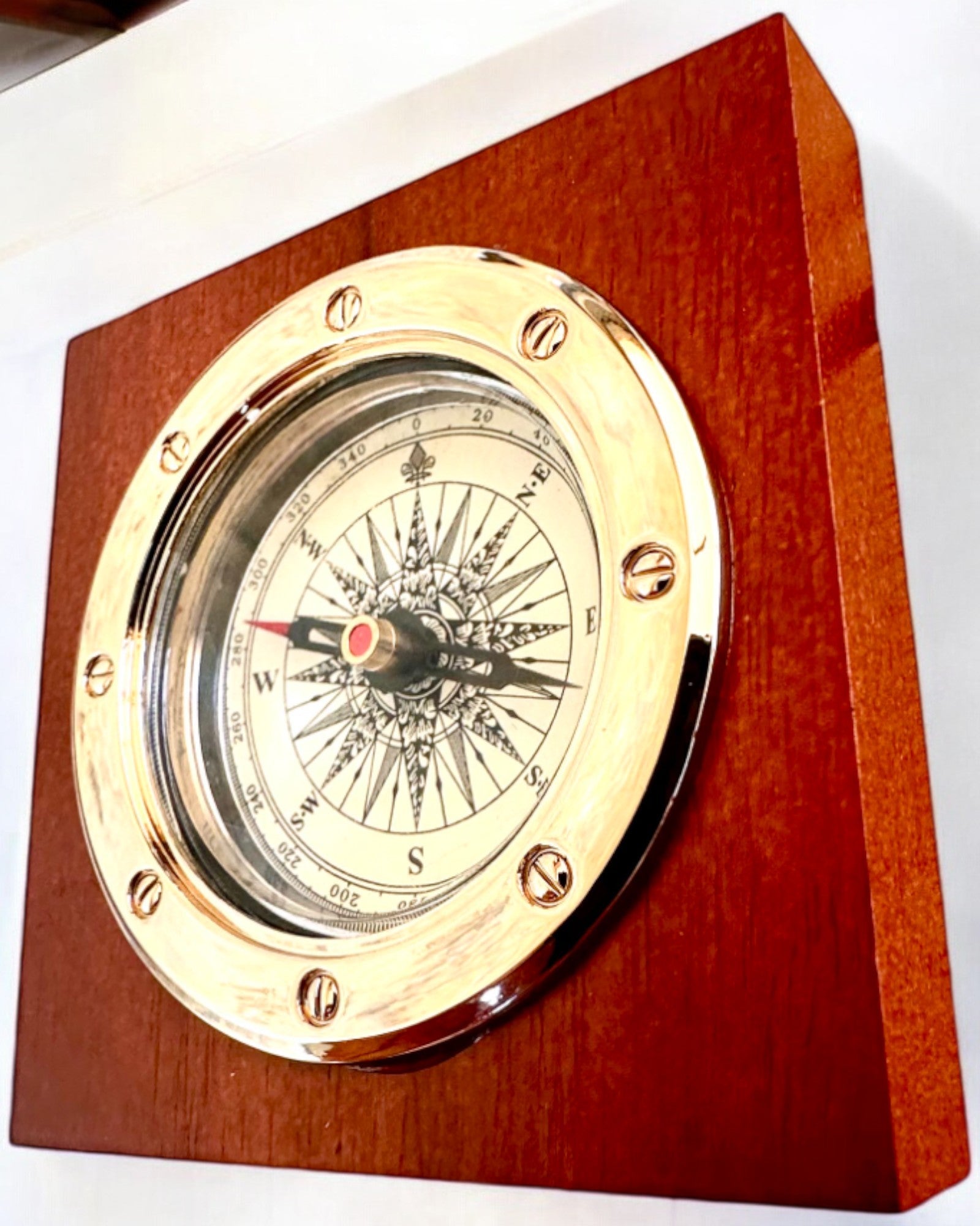 Kompass „Navigator2” - Klassische Eleganz in Messing und Holz, Personalisierung mit Gravur als Geschenk