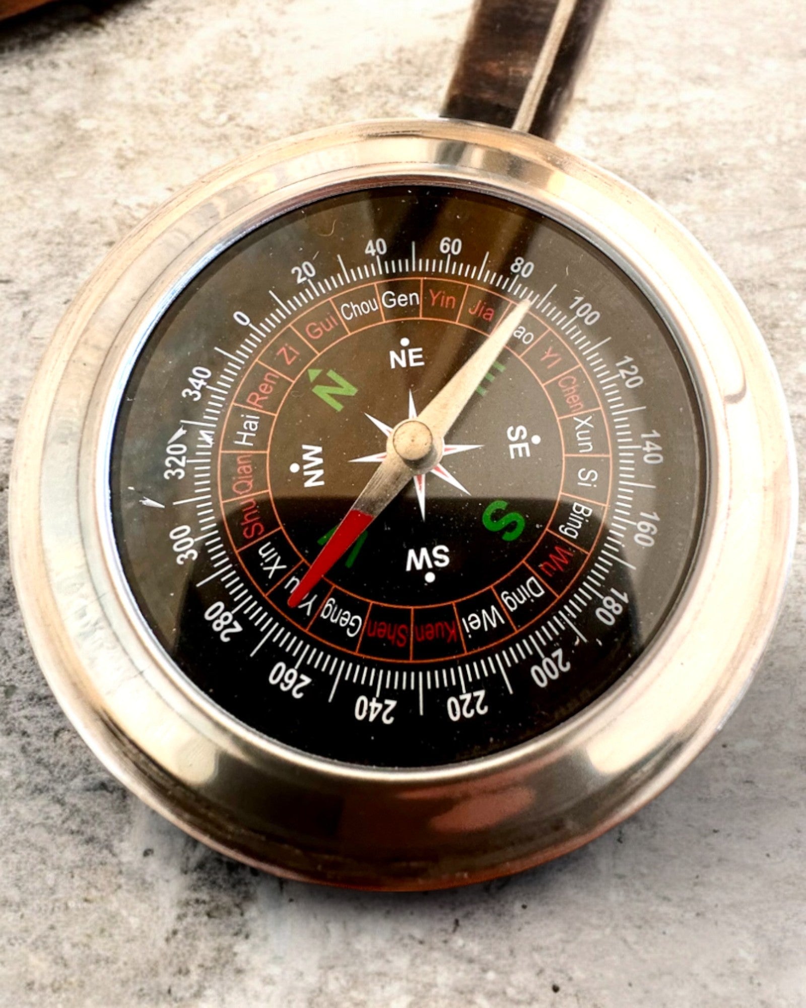 Feng Shui Kompass – Stählerne Präzision, personalisiert mit Gravur als Geschenk