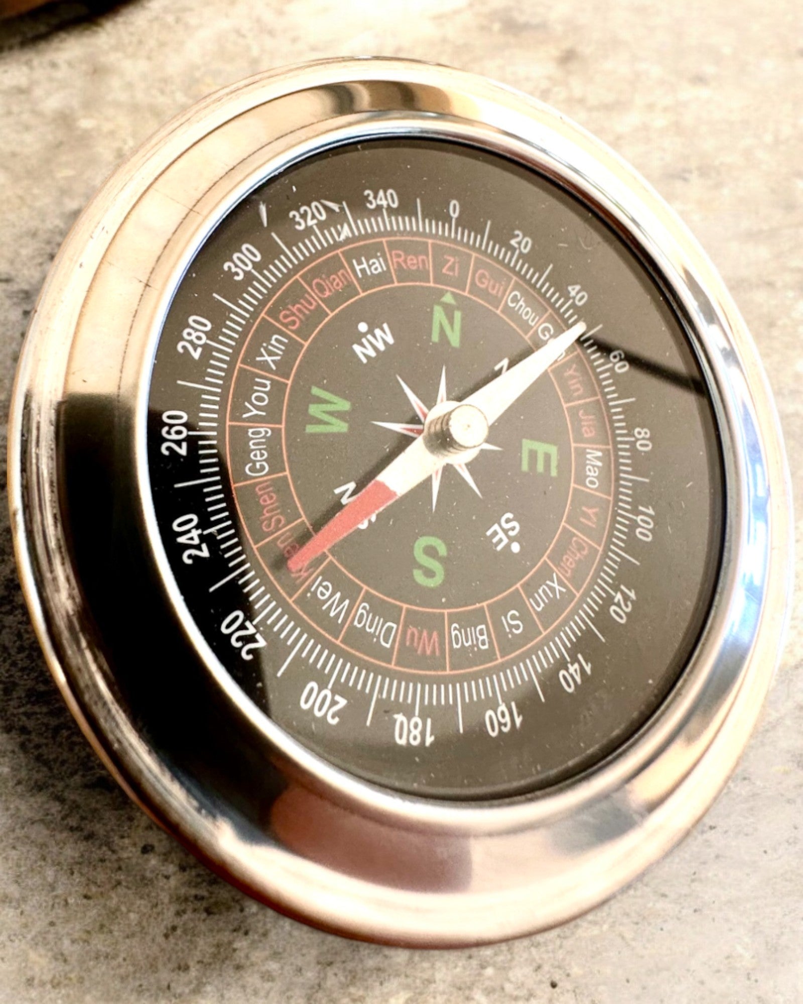 Feng Shui Kompass – Stählerne Präzision, personalisiert mit Gravur als Geschenk