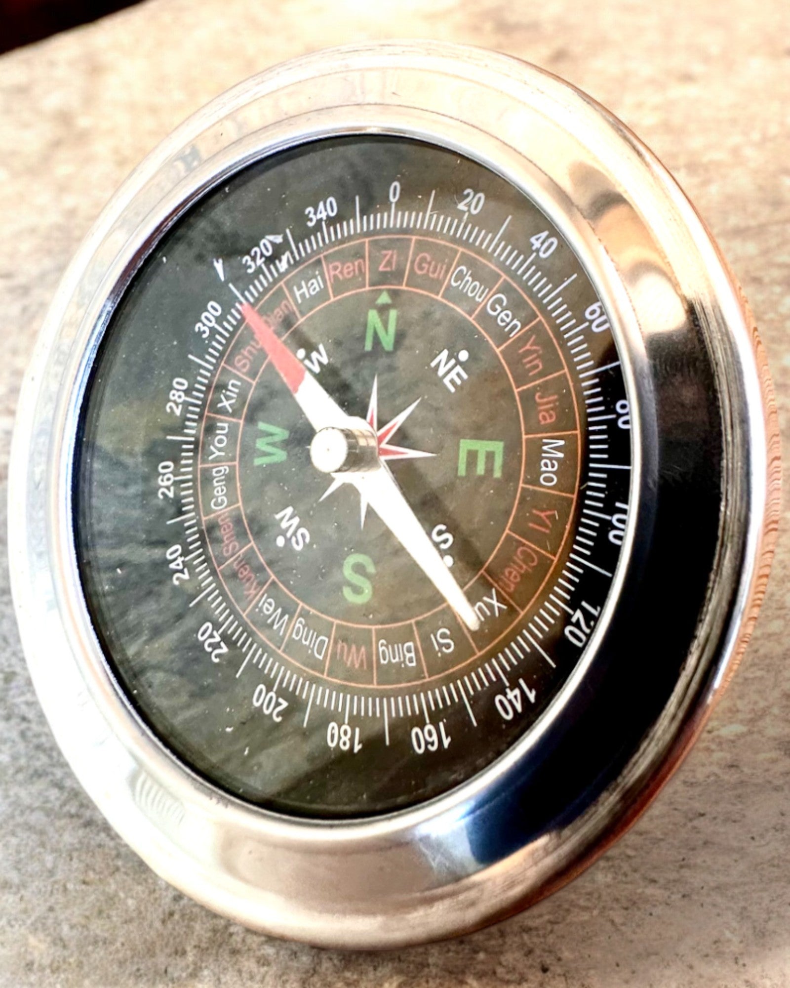 Feng Shui Kompass – Stählerne Präzision, personalisiert mit Gravur als Geschenk
