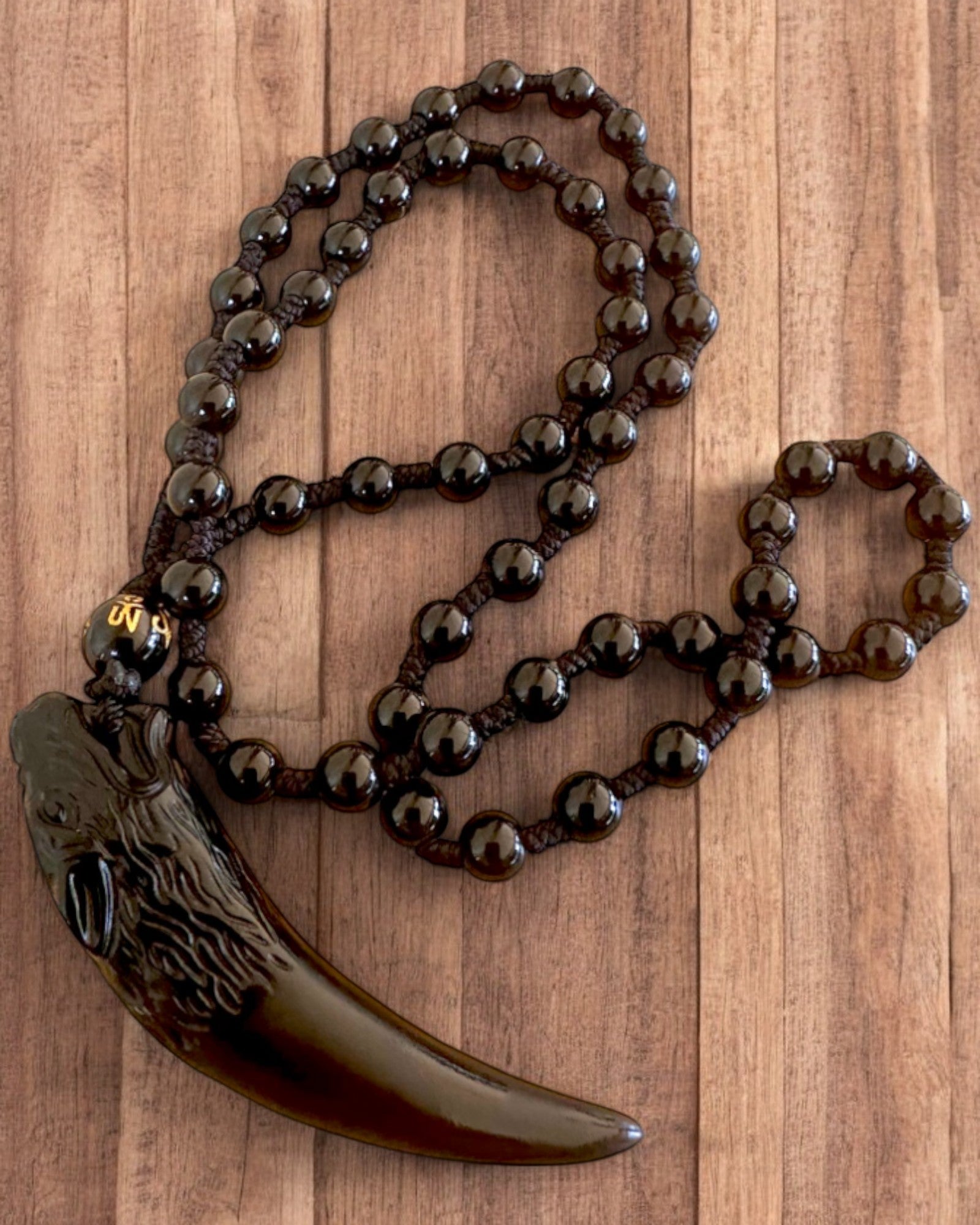 Jadeit-Wolfzahn - Amulett der Stärke und des Schutzes, mit der Möglichkeit zur Personalisierung durch Gravur als Geschenk