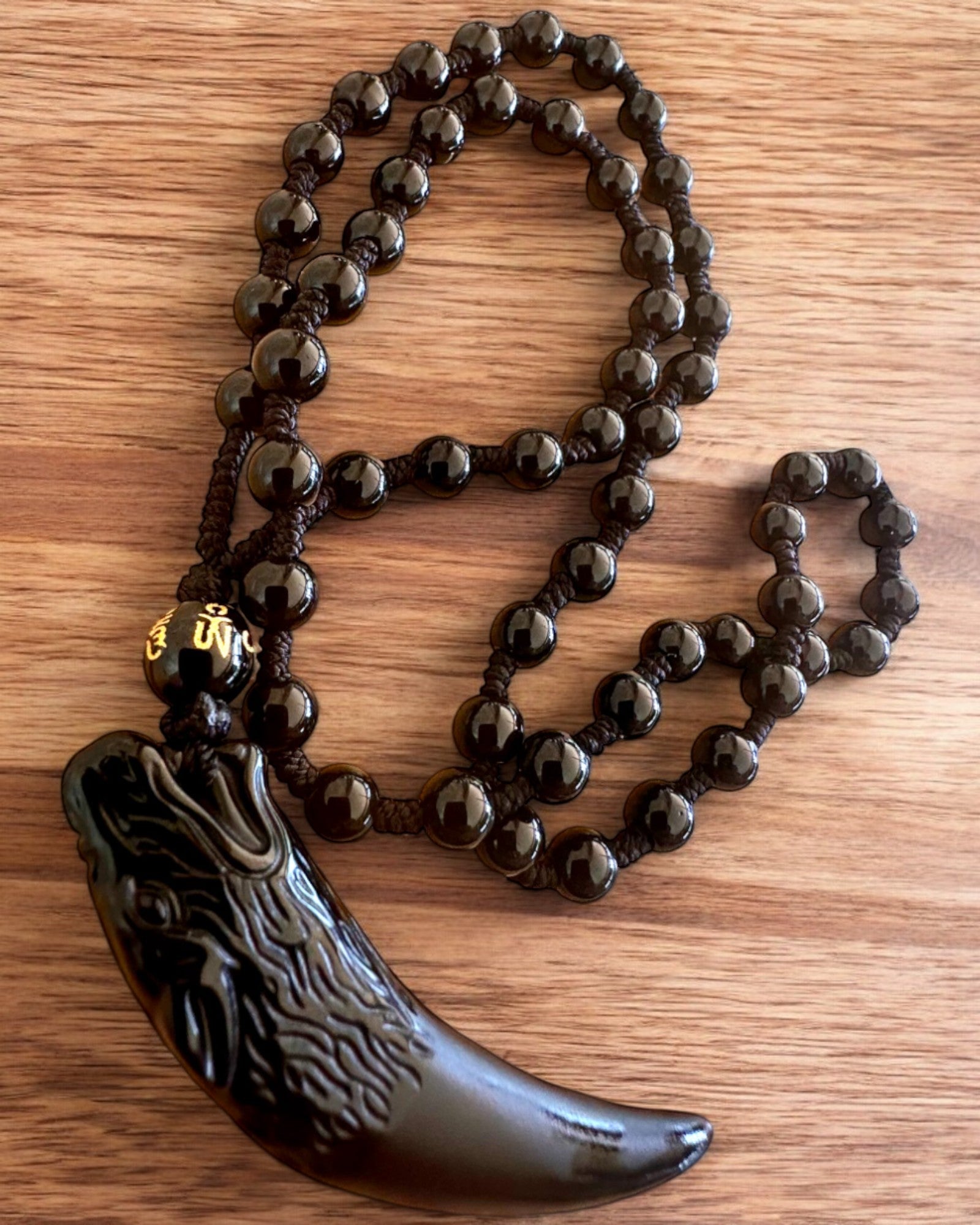 Jadeit-Wolfzahn - Amulett der Stärke und des Schutzes, mit der Möglichkeit zur Personalisierung durch Gravur als Geschenk