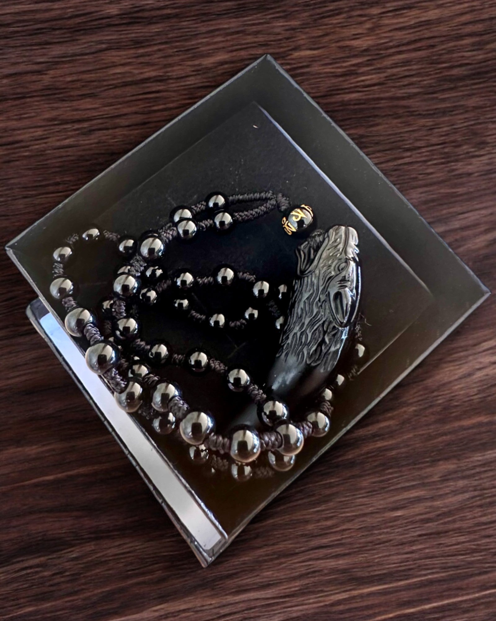 Jadeit-Wolfzahn - Amulett der Stärke und des Schutzes, mit der Möglichkeit zur Personalisierung durch Gravur als Geschenk