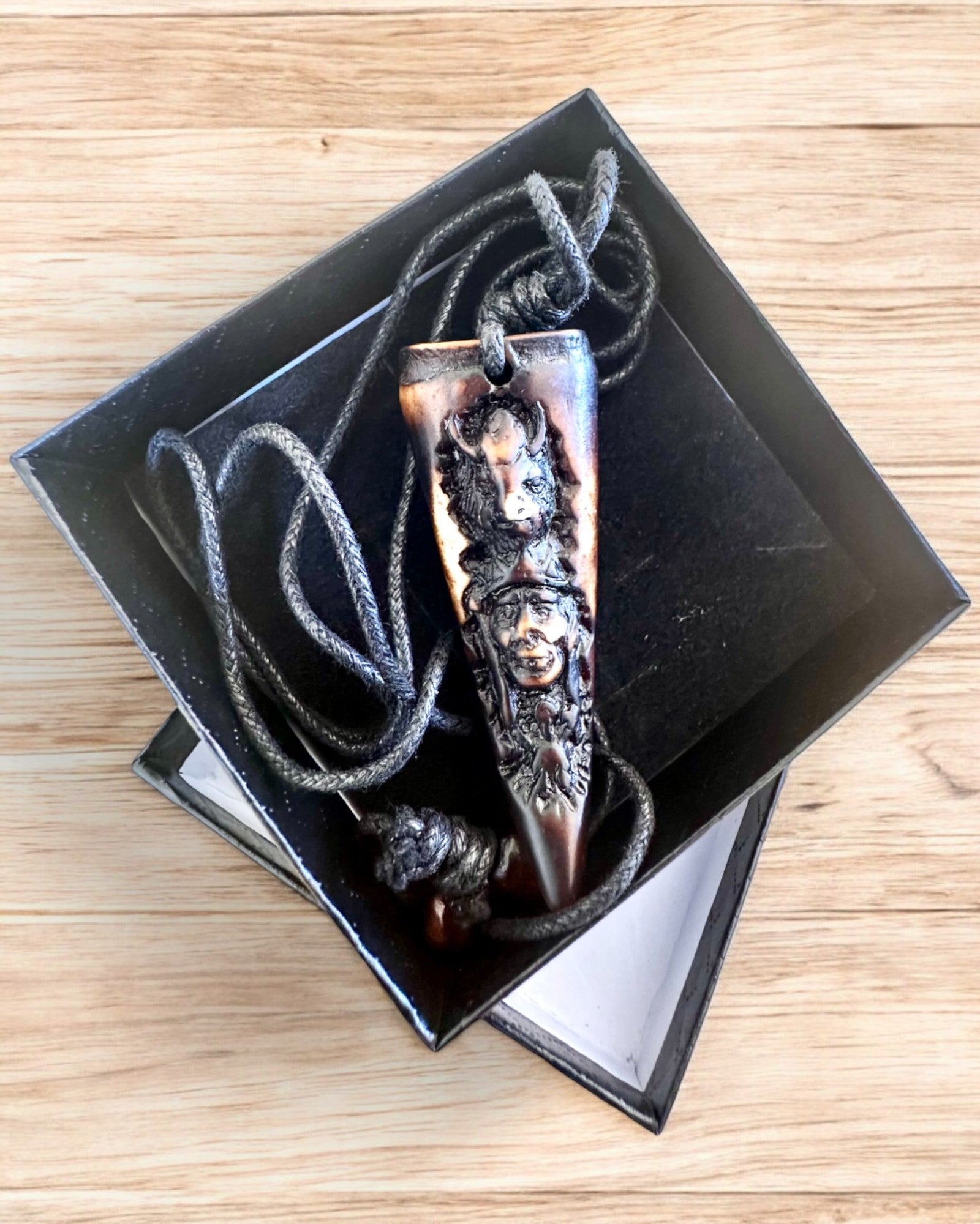 Wilczy Kieł Halskette, Amulett aus Harz - Mystische Kraft der Natur, Möglichkeit zur Personalisierung mit Gravur als Geschenk