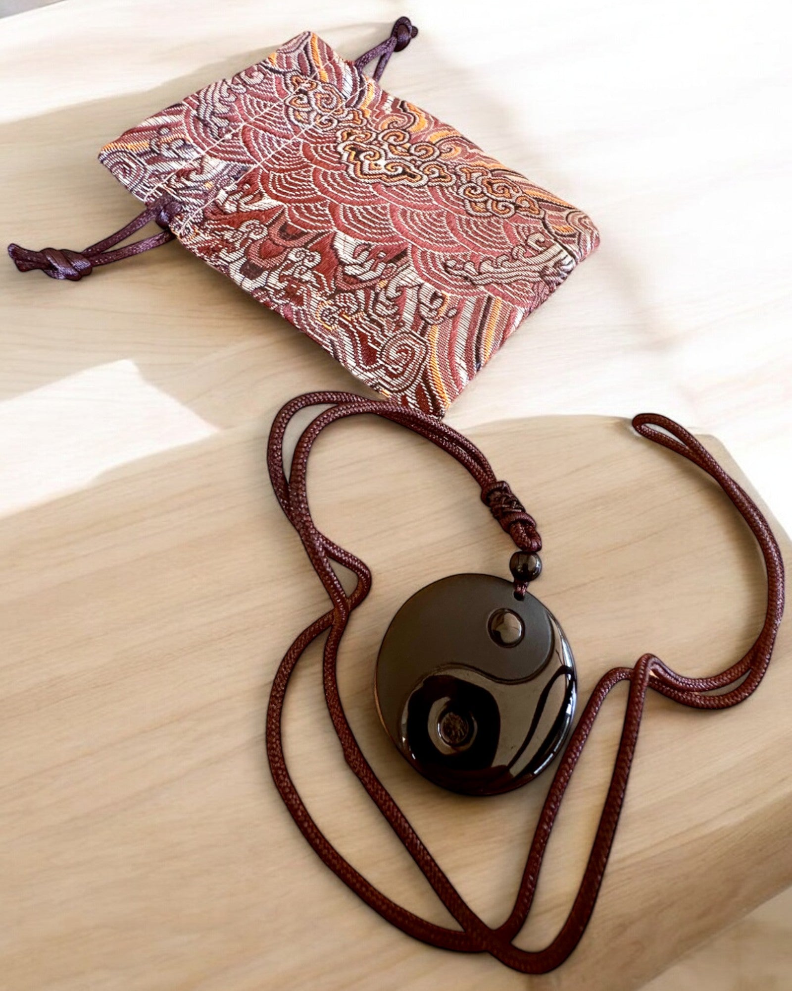 Boho-Halskette aus Obsidian Yin Yang Tai Chi, personalisierbar mit Gravur als Geschenk