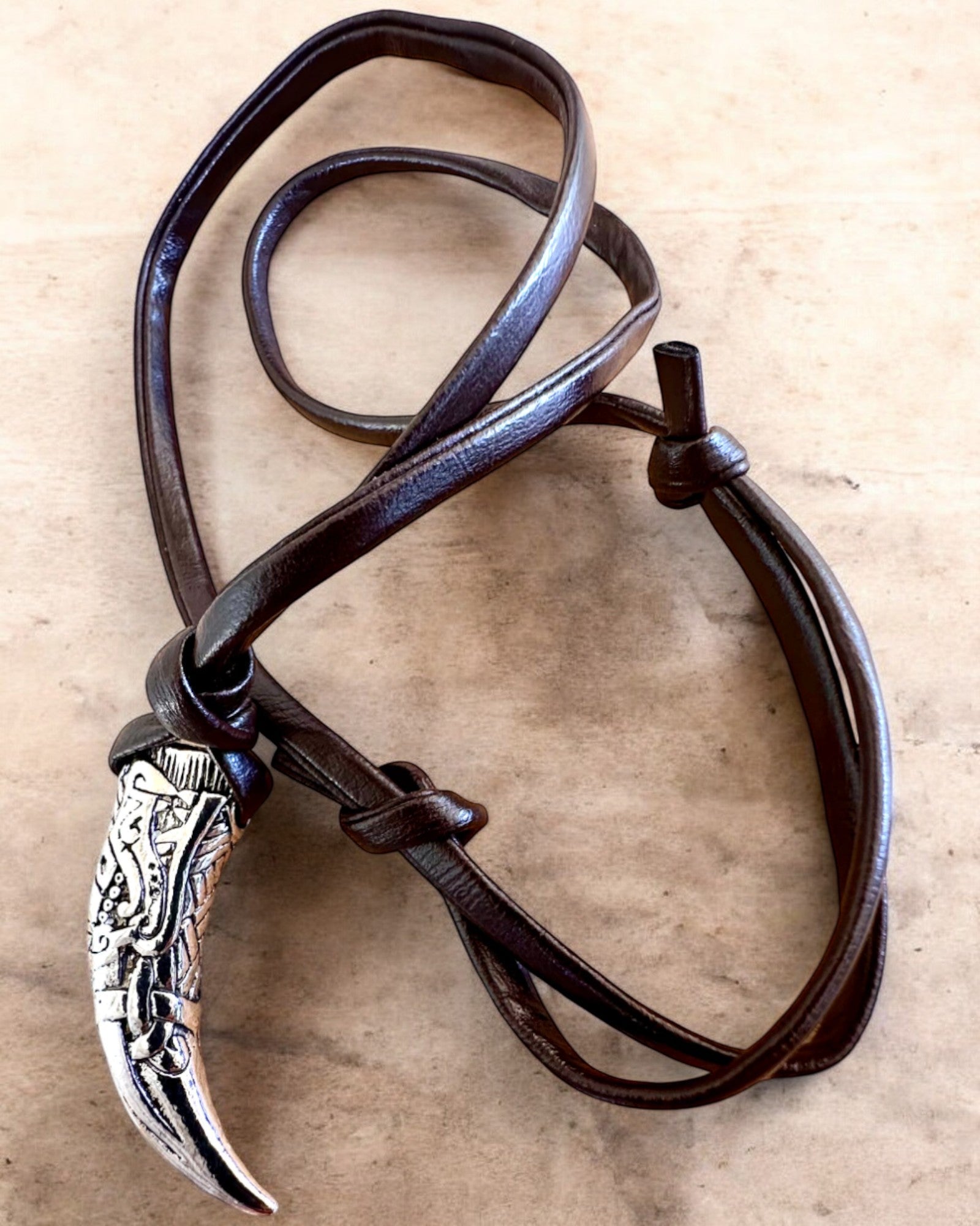 Edelstahl-Wolfszahn – Amulett des Mutes, Halskette mit Gravur zur Personalisierung als Geschenk