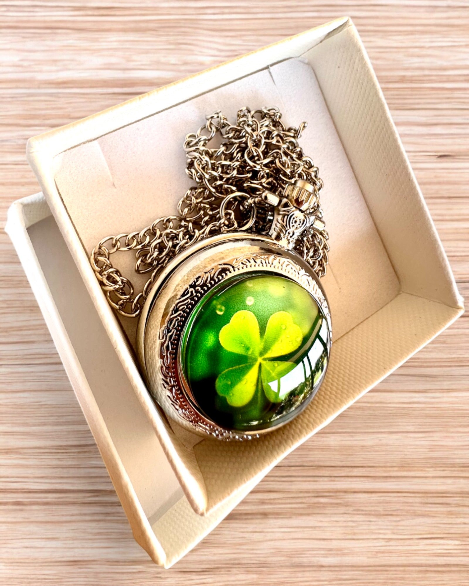 Taschenuhr "CloverTime" mit vierblättrigem Kleeblatt-Motiv, personalisierbar mit Gravur als Geschenk