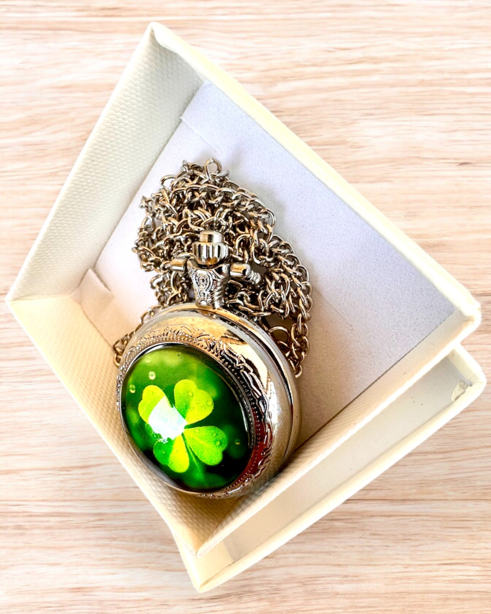 Taschenuhr "CloverTime" mit vierblättrigem Kleeblatt-Motiv, personalisierbar mit Gravur als Geschenk