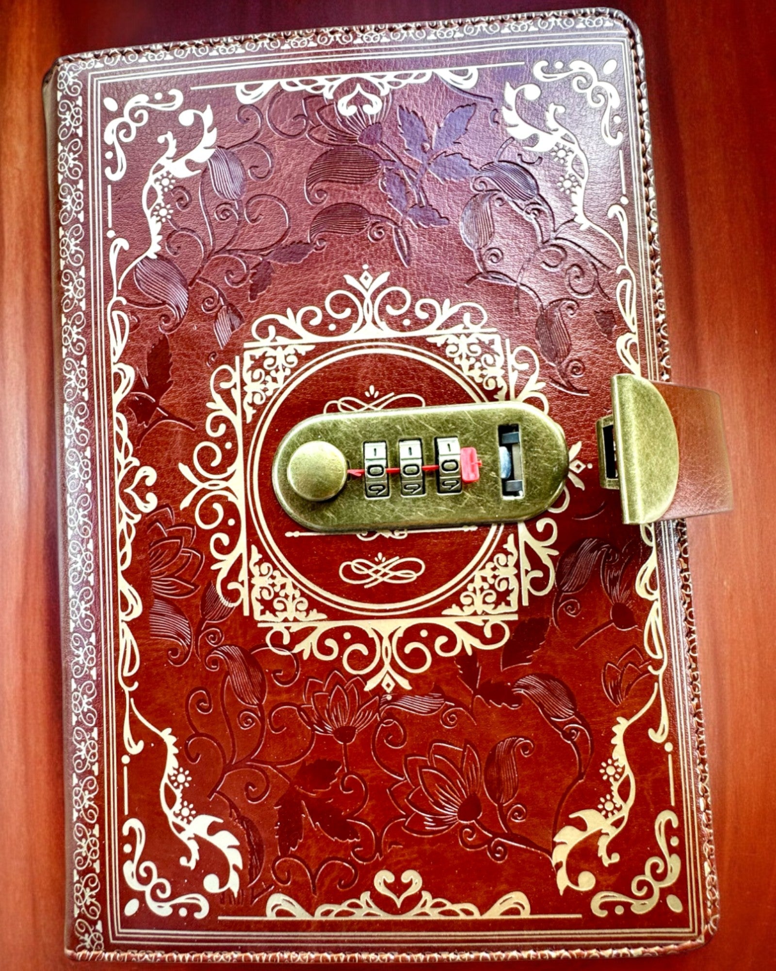 Exklusives Leder-Notizbuch "Sekretnik" A5 mit Zahlenschloss - Personalisierung mit Gravur