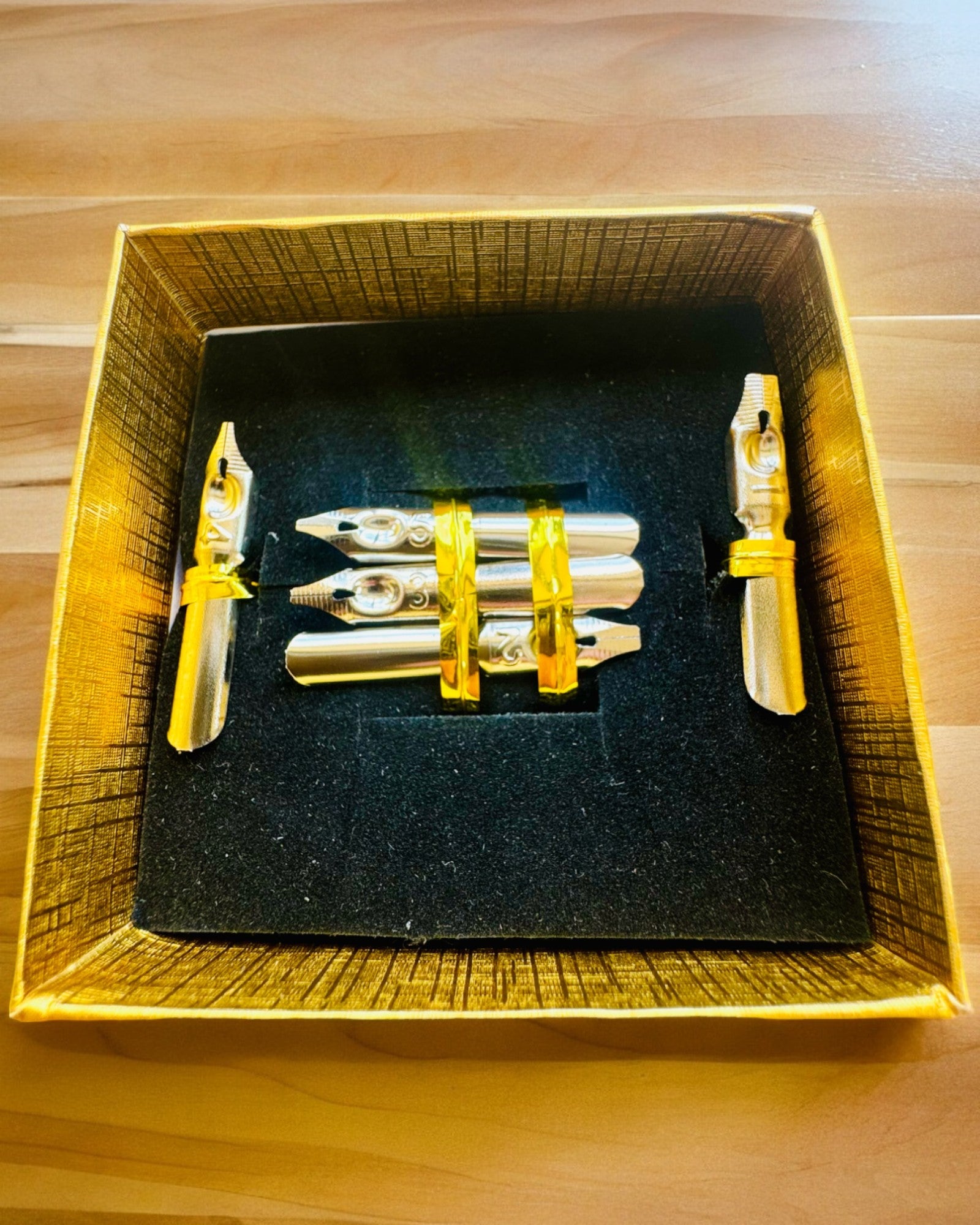 Geschenkset - Gänsefeder Bordeaux-Violett "Steampunk Eleganz" mit Gravurmöglichkeit, als Geschenk