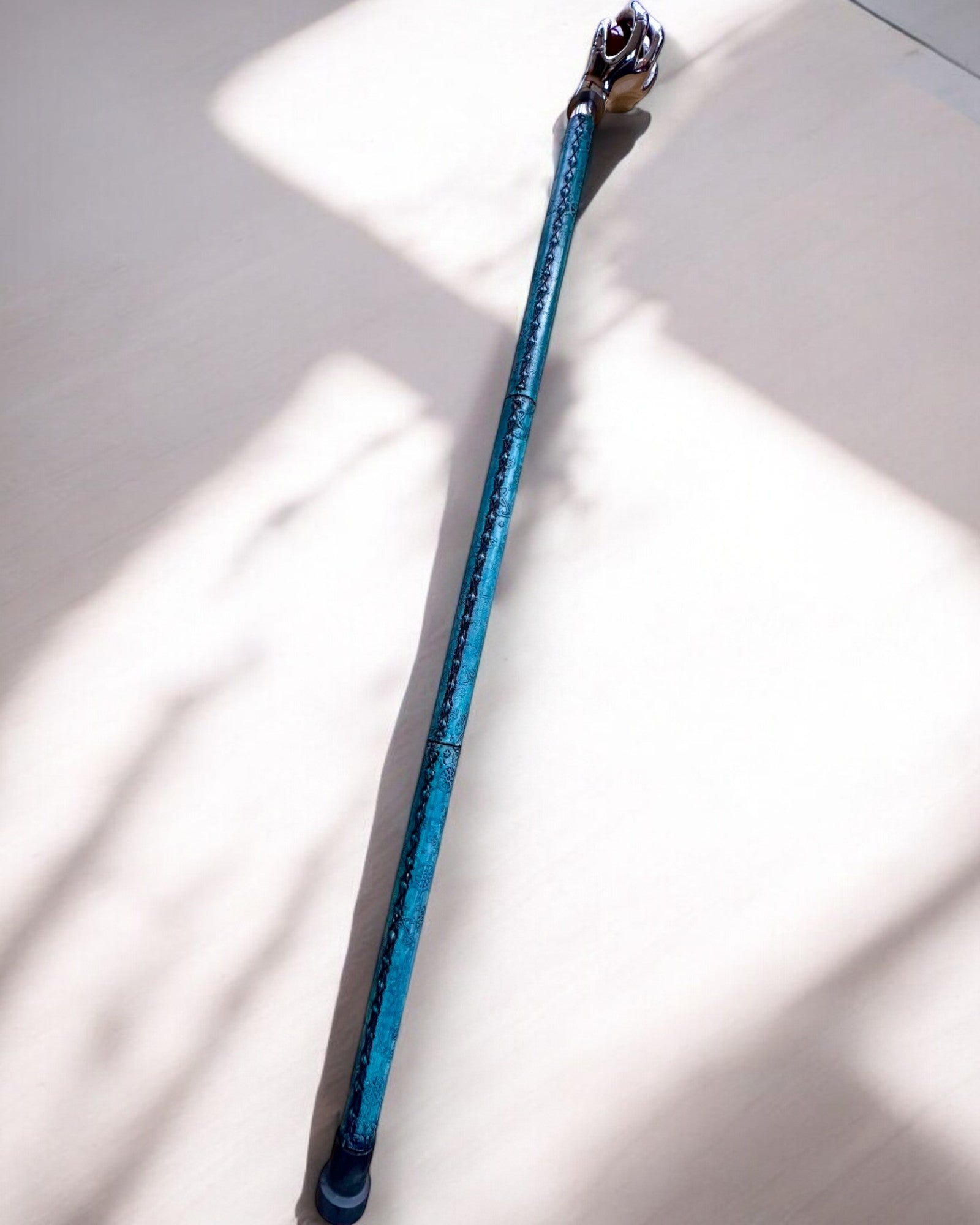 Gehstock "Königliche Hand" – handgefertigt mit natürlichem Leder, personalisierbar mit Gravur