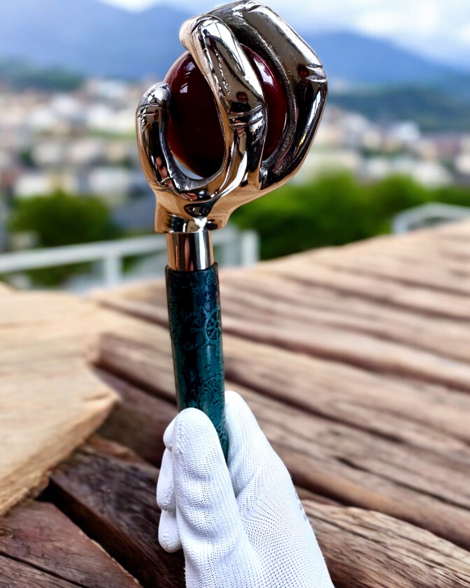 Gehstock "Königliche Hand" – handgefertigt mit natürlichem Leder, personalisierbar mit Gravur