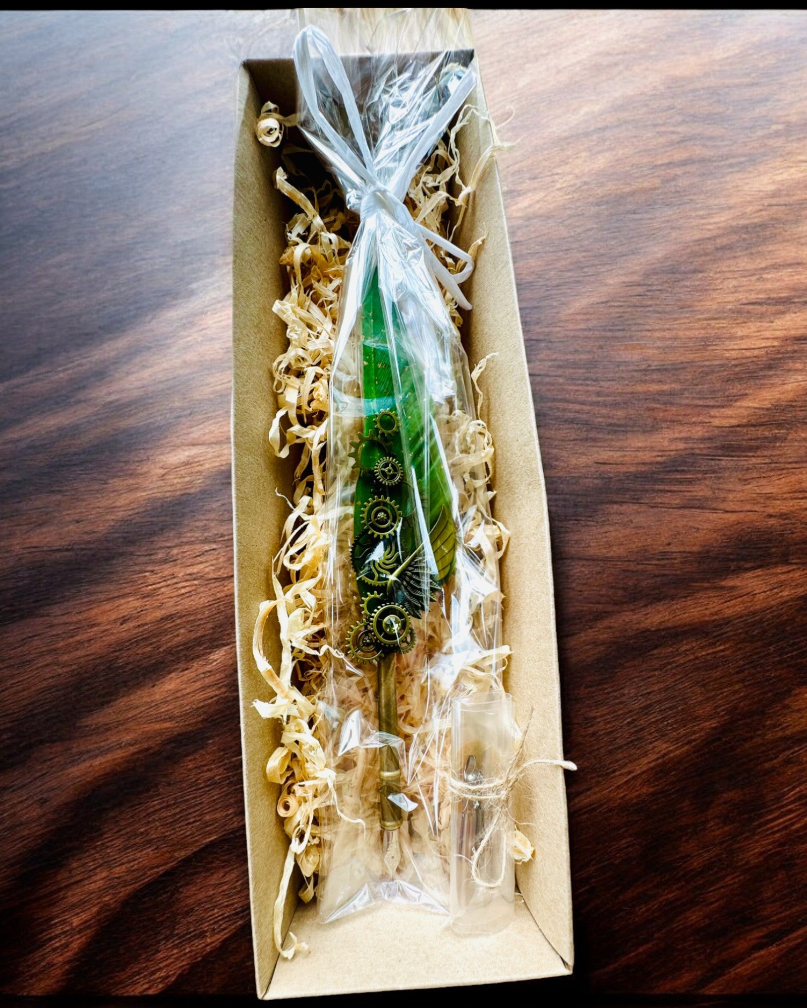 Kalligrafiefeder "Steampunk Eleganz" mit Truthahnfeder - Handgefertigt, 5 Varianten zur Auswahl, Personalisierung mit Gravur als Geschenk