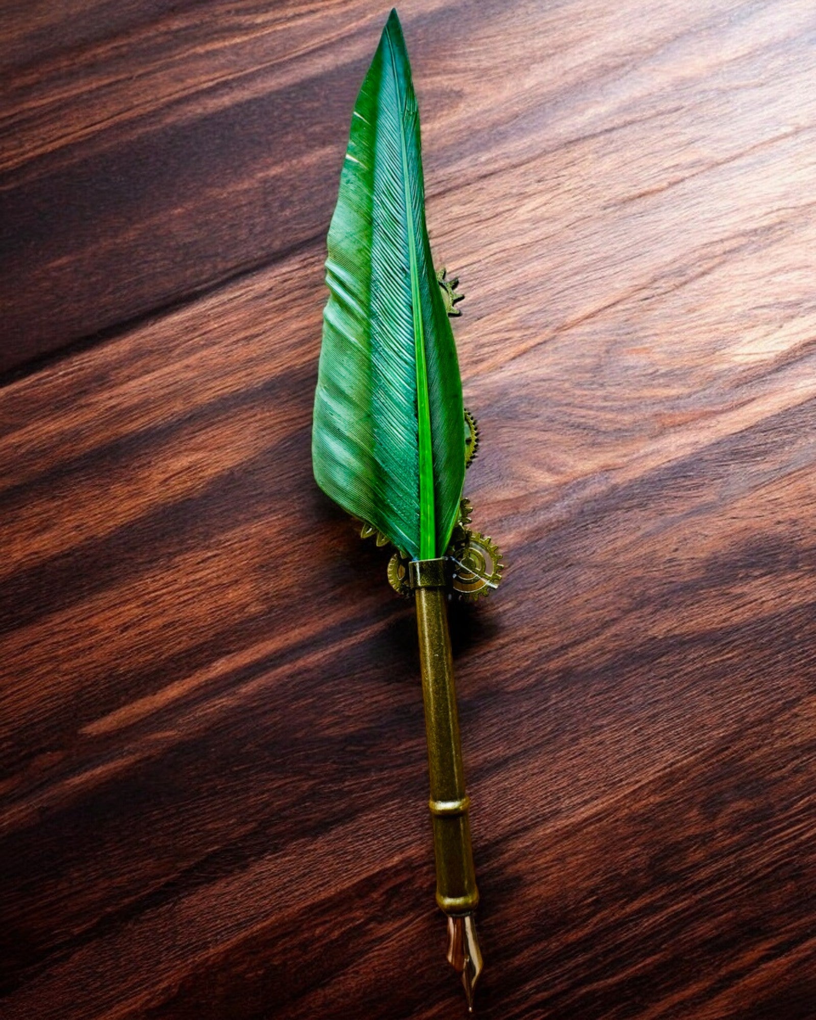 Kalligrafiefeder "Steampunk Eleganz" mit Truthahnfeder - Handgefertigt, 5 Varianten zur Auswahl, Personalisierung mit Gravur als Geschenk