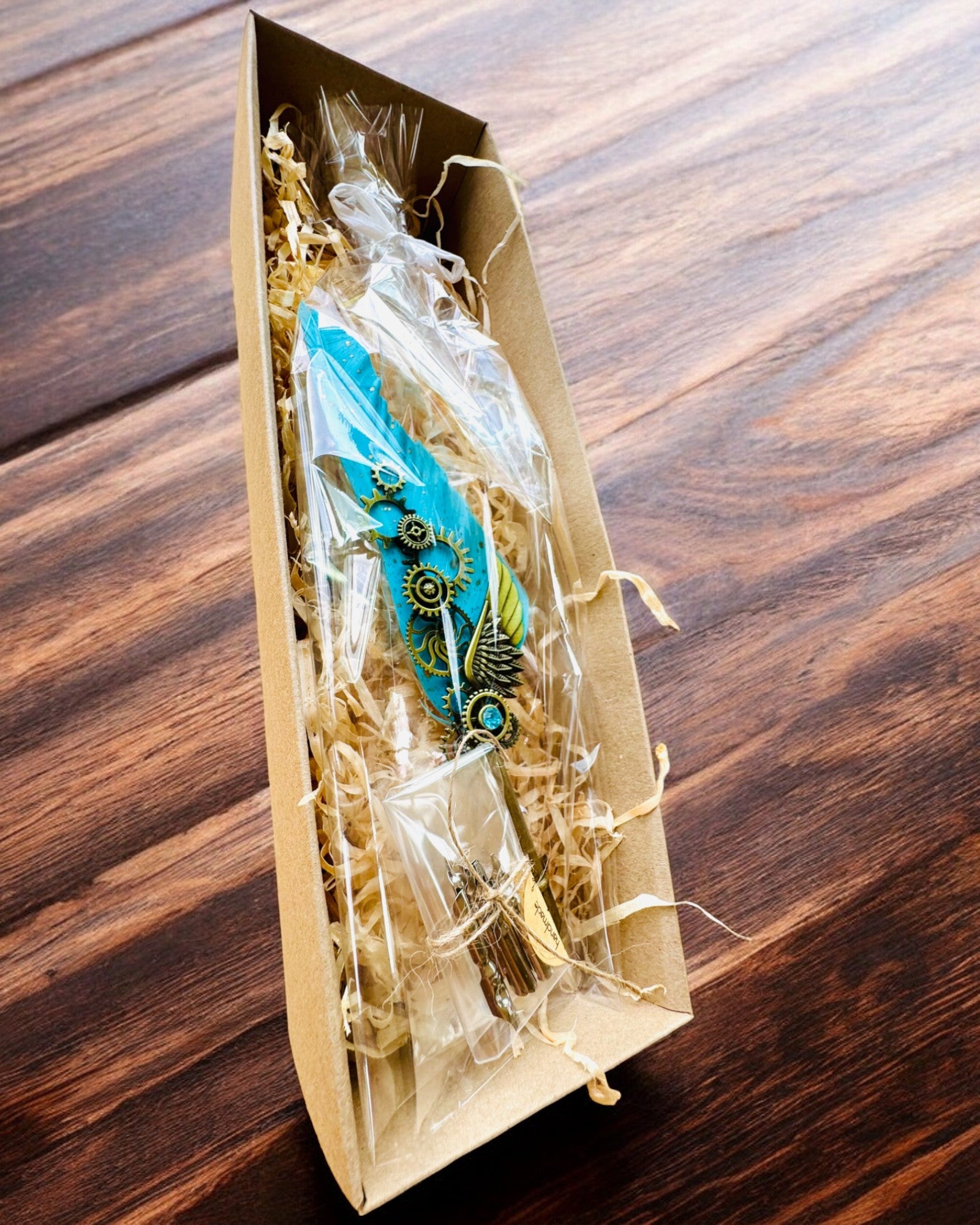 Kalligrafiefeder "Steampunk Eleganz" mit Truthahnfeder - Handgefertigt, 5 Varianten zur Auswahl, Personalisierung mit Gravur als Geschenk