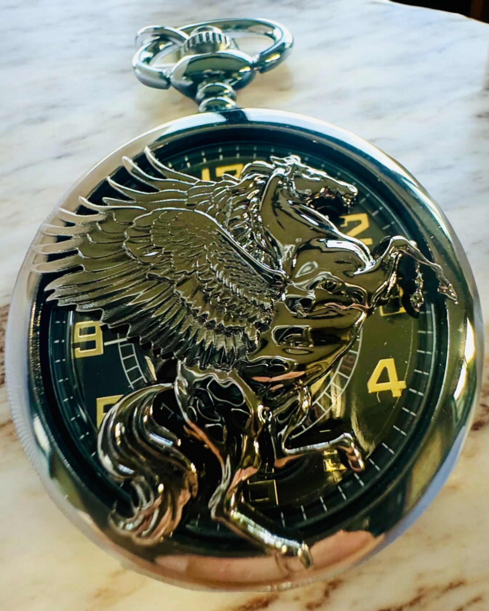 Taschenuhr "Equus Tempus" - Schwarz mit Pferdemotiv, personalisierbar mit Gravur - schwarzes Zifferblatt