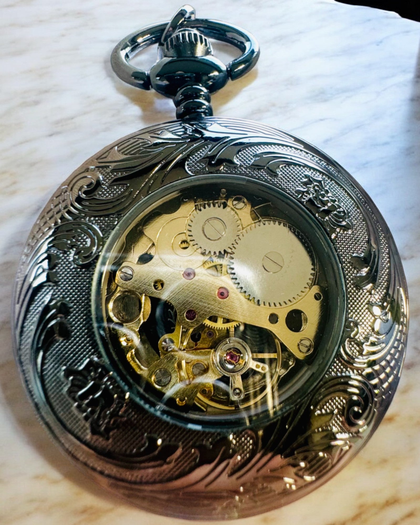 Taschenuhr "Equus Tempus" - Schwarz mit Pferdemotiv, personalisierbar mit Gravur - schwarzes Zifferblatt