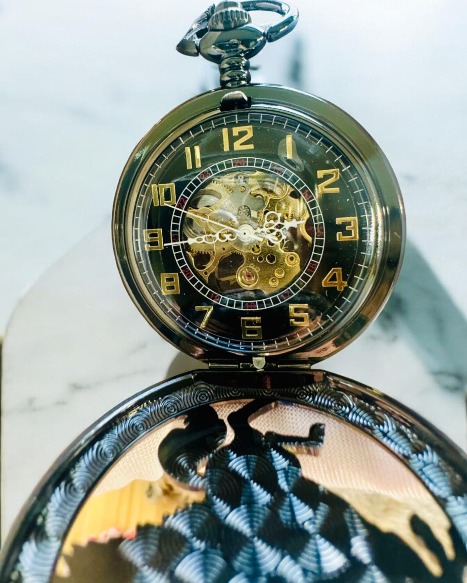 Taschenuhr "Equus Tempus" - Schwarz mit Pferdemotiv, personalisierbar mit Gravur - schwarzes Zifferblatt