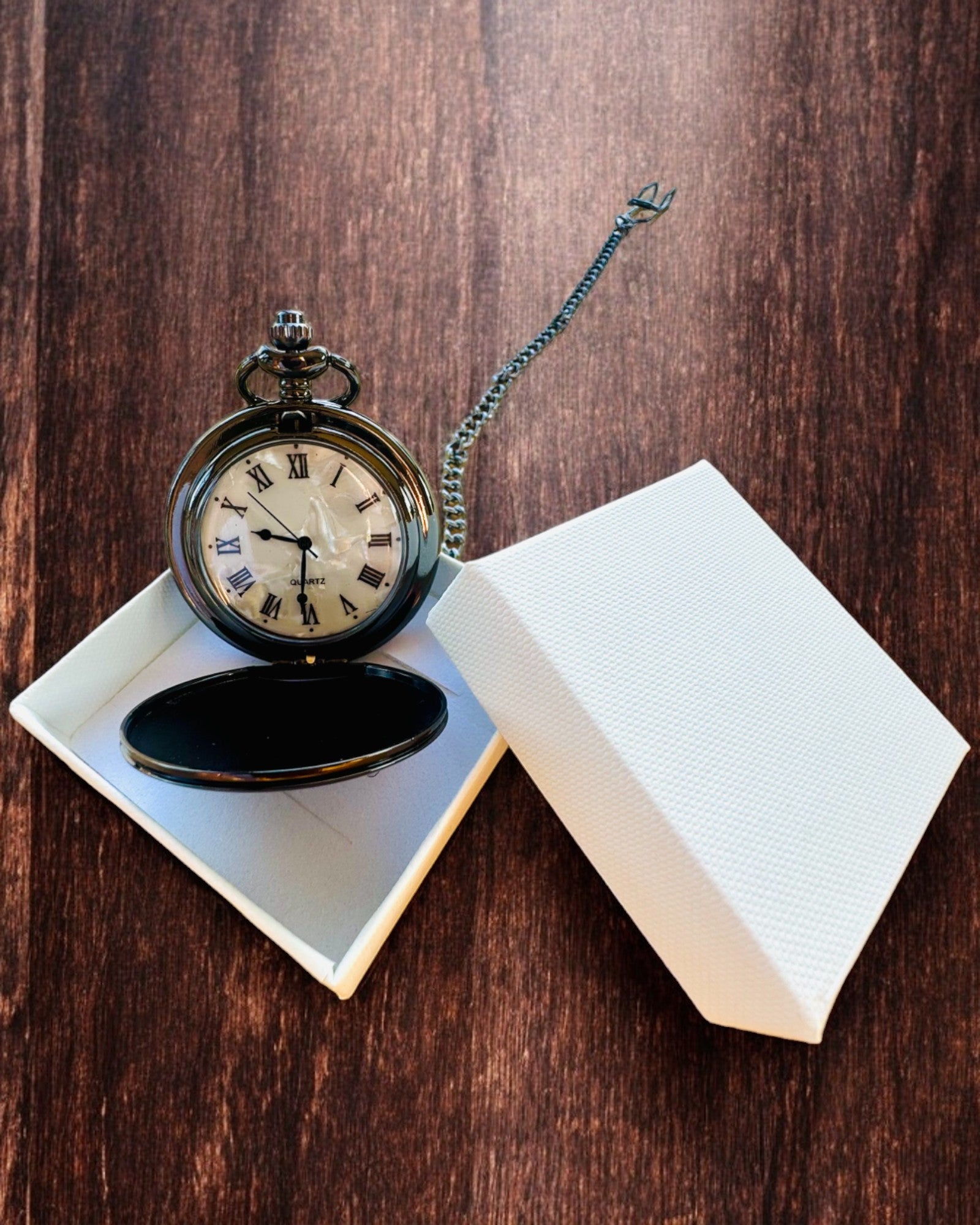 Klassische Taschenuhr mit römischen Ziffern und Kette, Quarz, schwarzer Glanz - Farbe Schwarz