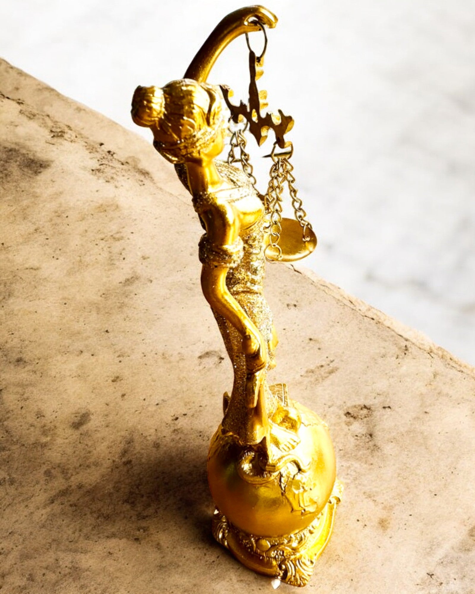 Statuette der Göttin der Gerechtigkeit – Künstlerische Dekoration für das Regal, Kunsthandwerk aus Harz, Personalisierung mit Gravur