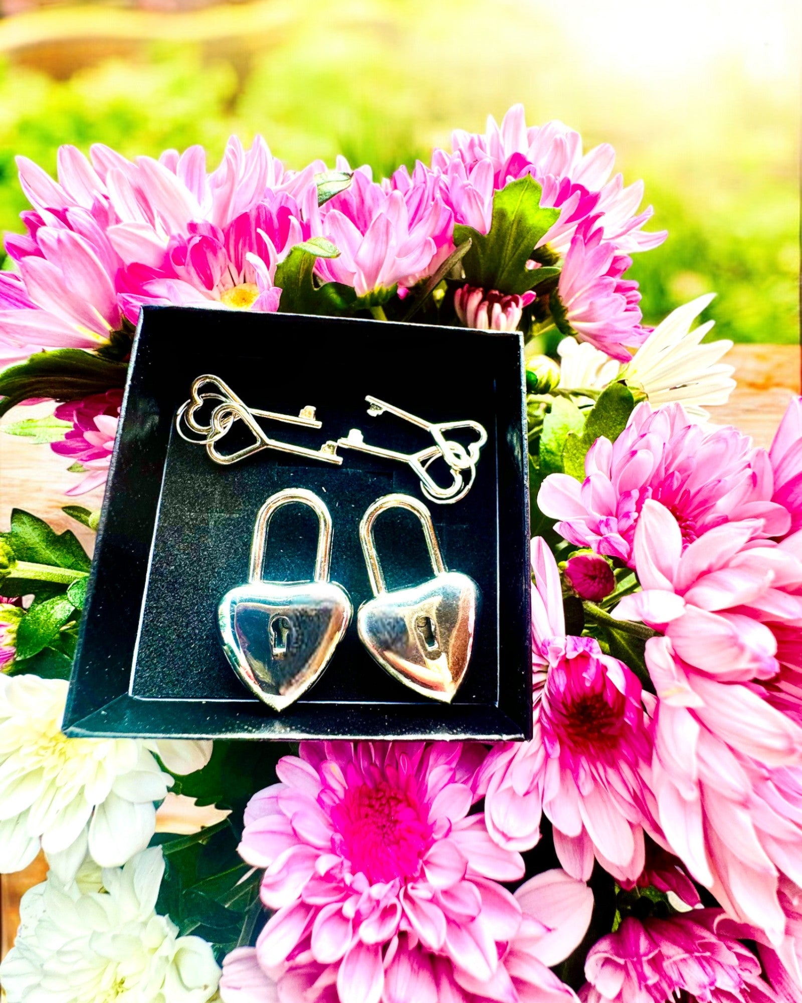 Schlüssel der Liebe in Silberfarbe 2 Mini-Hängeschlösser in Herzform, Möglichkeit der Personalisierung mit Gravur als Geschenk