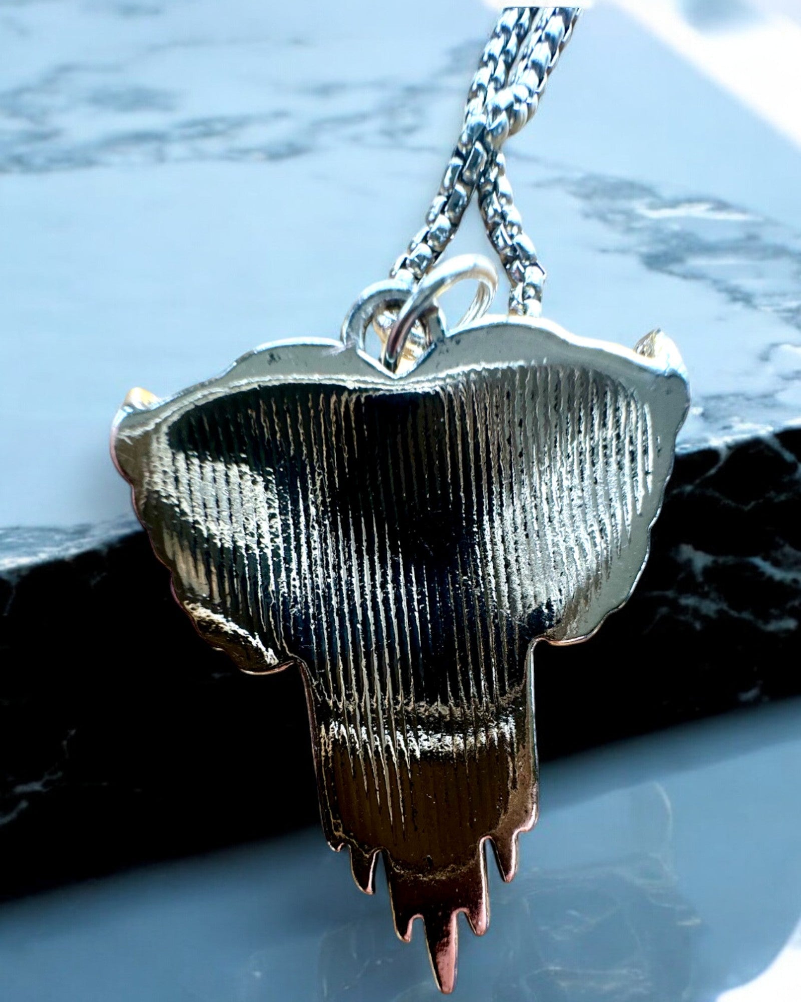 Amulett Herzenschütze – Dunkle Flügel der Liebe, Personalisierung mit Gravur als Geschenk möglich