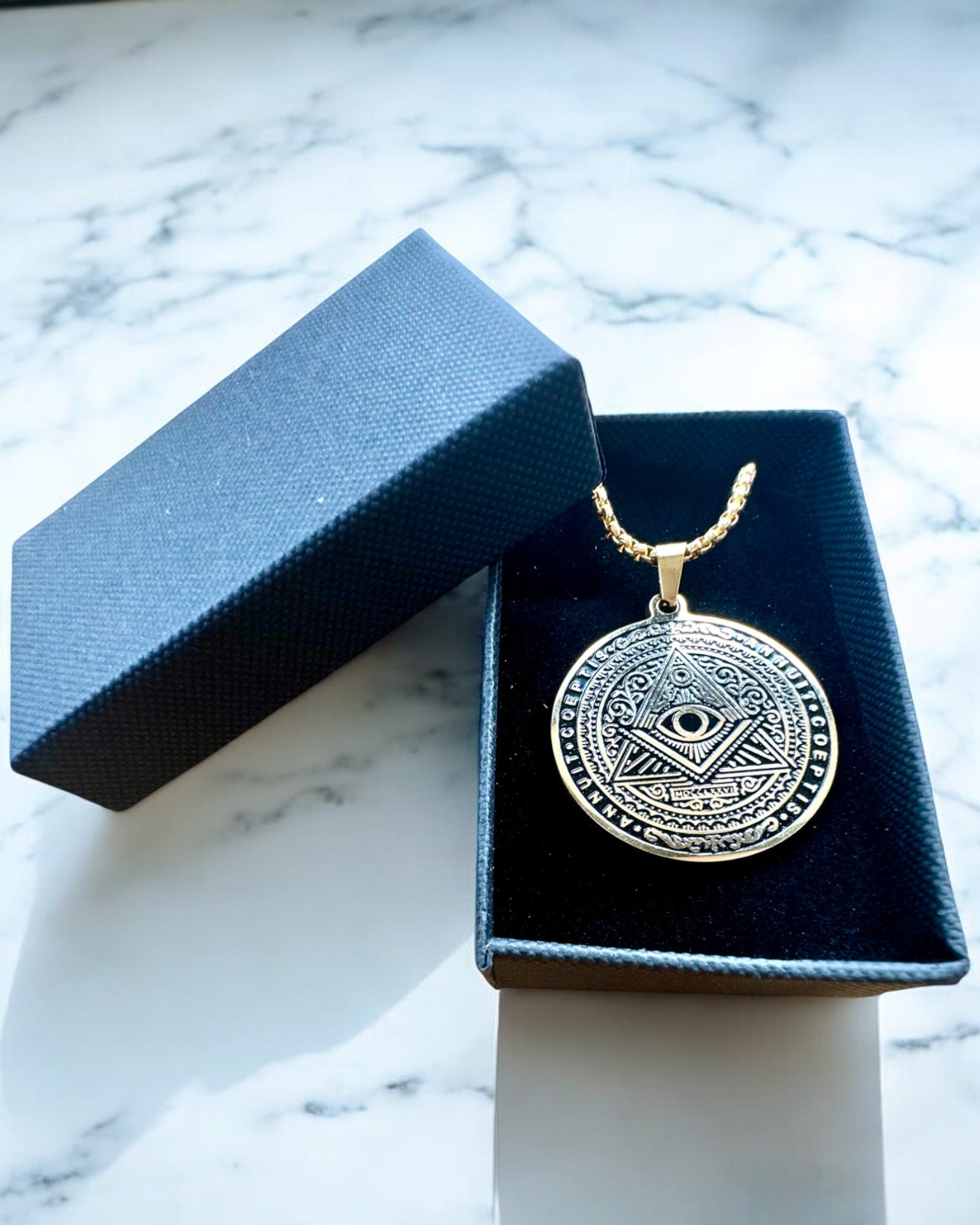 Amulett der geheimnisvollen Macht - Halskette mit Gravur, 2 Farbvarianten zur Auswahl