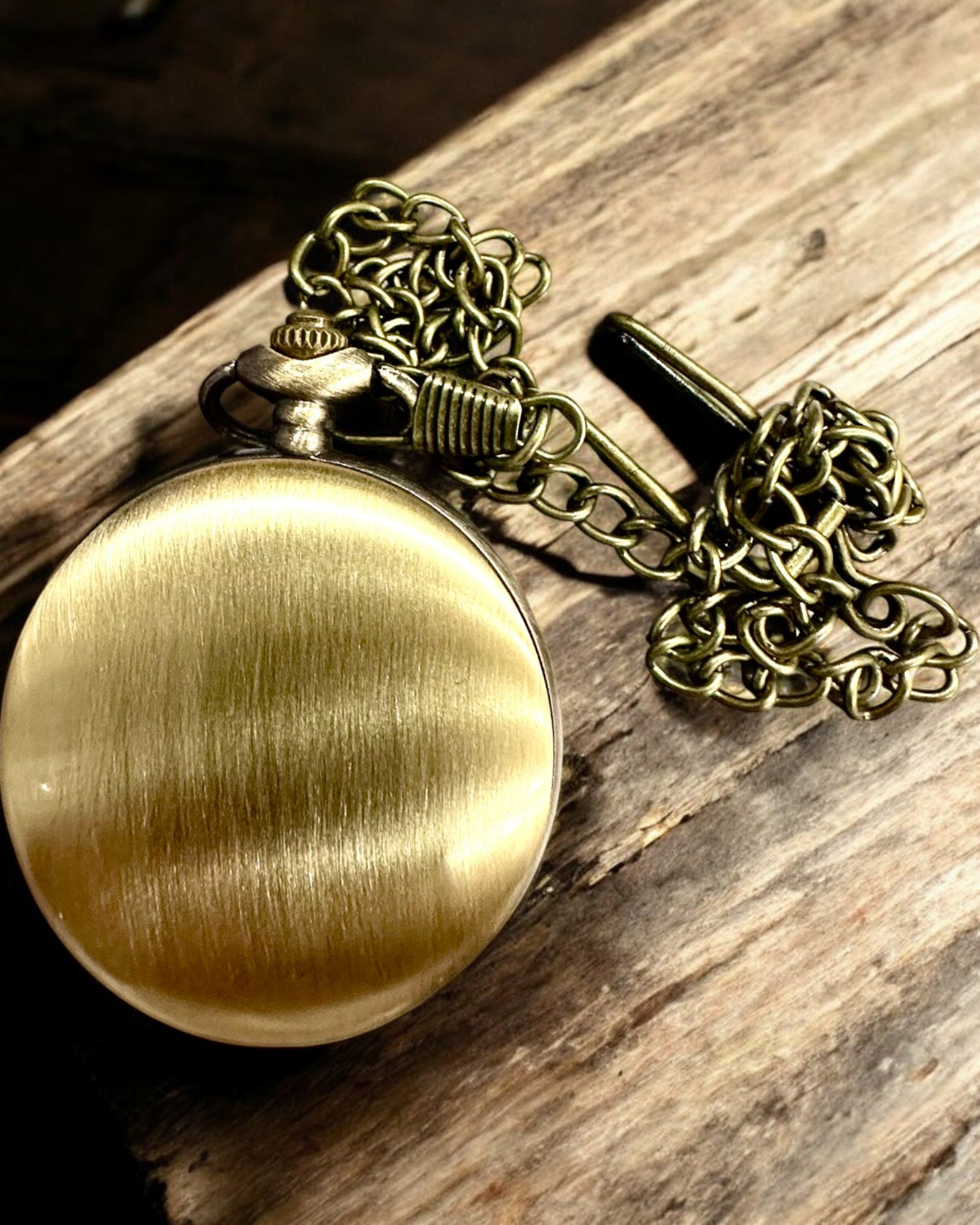 Antiker bronzegoldener Taschenuhrkompass mit filigranem Muster – Perfekt für Entdecker und Retro-Liebhaber. Personalisierung mit Gravur