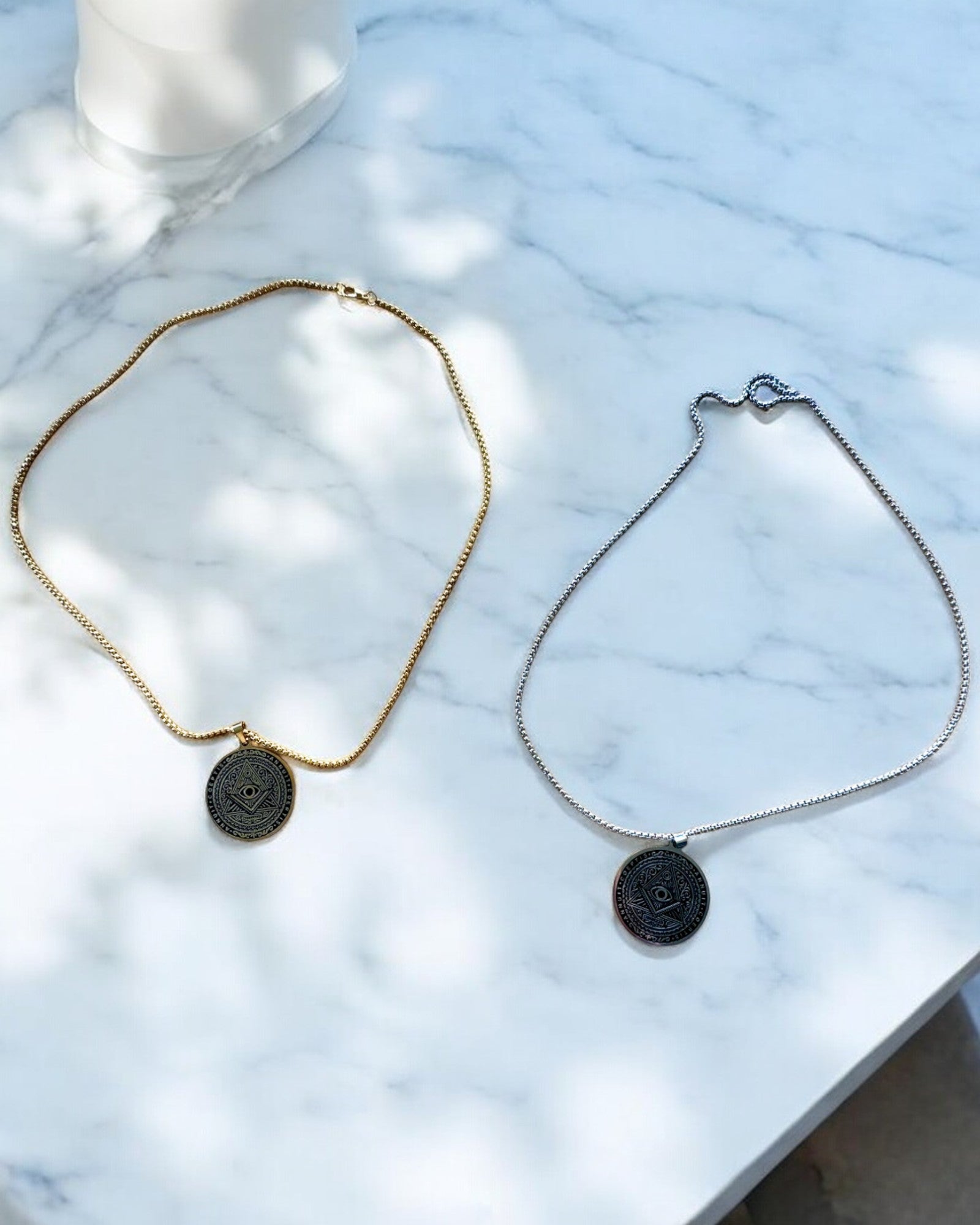 Amulett der geheimnisvollen Macht - Halskette mit Gravur, 2 Farbvarianten zur Auswahl