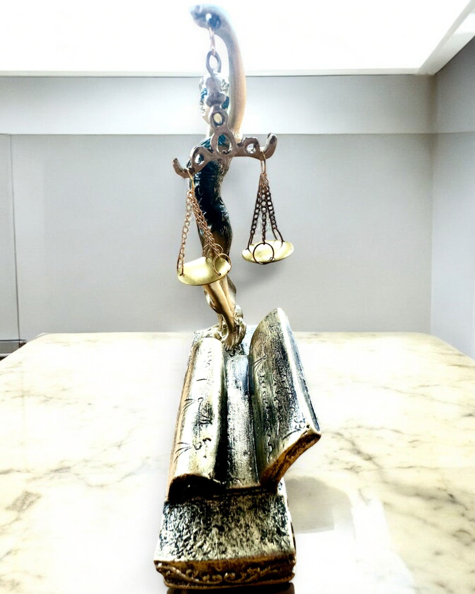 Statuette "Justicia 2" - Göttin der Gerechtigkeit – Künstlerische Dekoration für das Regal, Kunsthandwerk aus Harz, Personalisierung mit Gravur