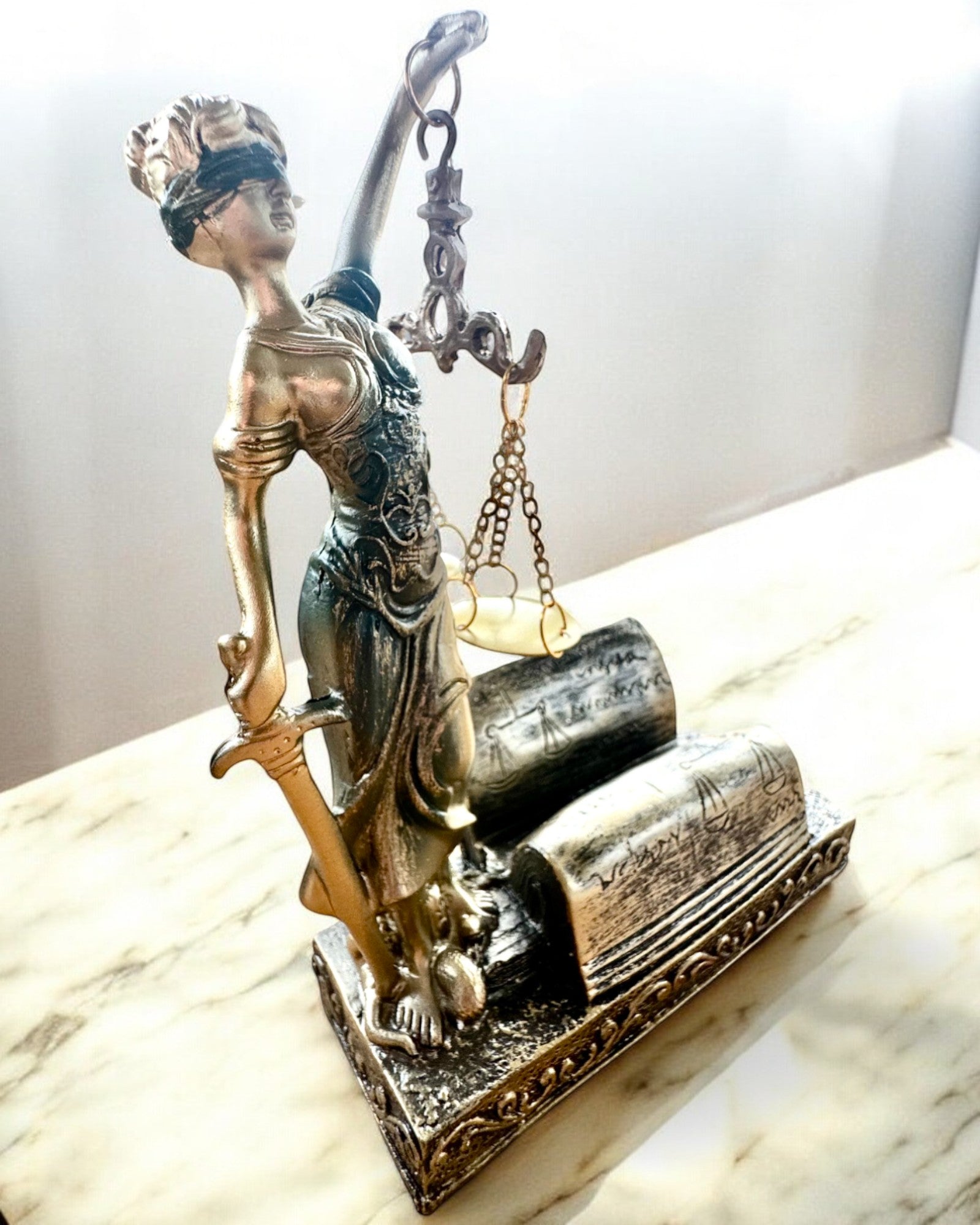 Statuette "Justicia 2" - Göttin der Gerechtigkeit – Künstlerische Dekoration für das Regal, Kunsthandwerk aus Harz, Personalisierung mit Gravur