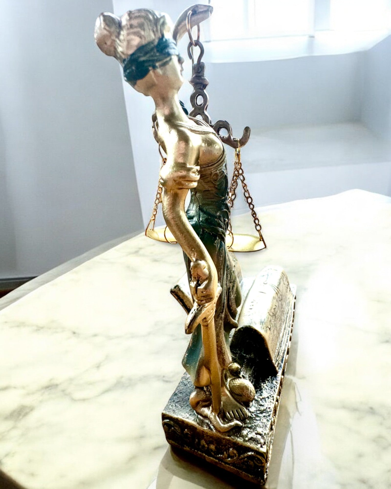 Statuette "Justicia 2" - Göttin der Gerechtigkeit – Künstlerische Dekoration für das Regal, Kunsthandwerk aus Harz, Personalisierung mit Gravur