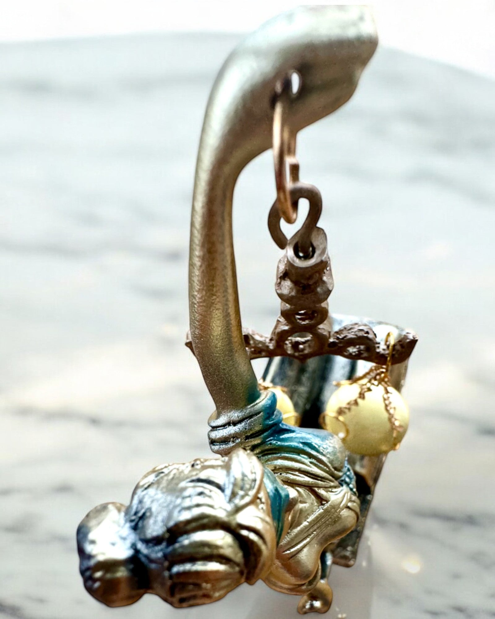 Statuette "Justicia 2" - Göttin der Gerechtigkeit – Künstlerische Dekoration für das Regal, Kunsthandwerk aus Harz, Personalisierung mit Gravur