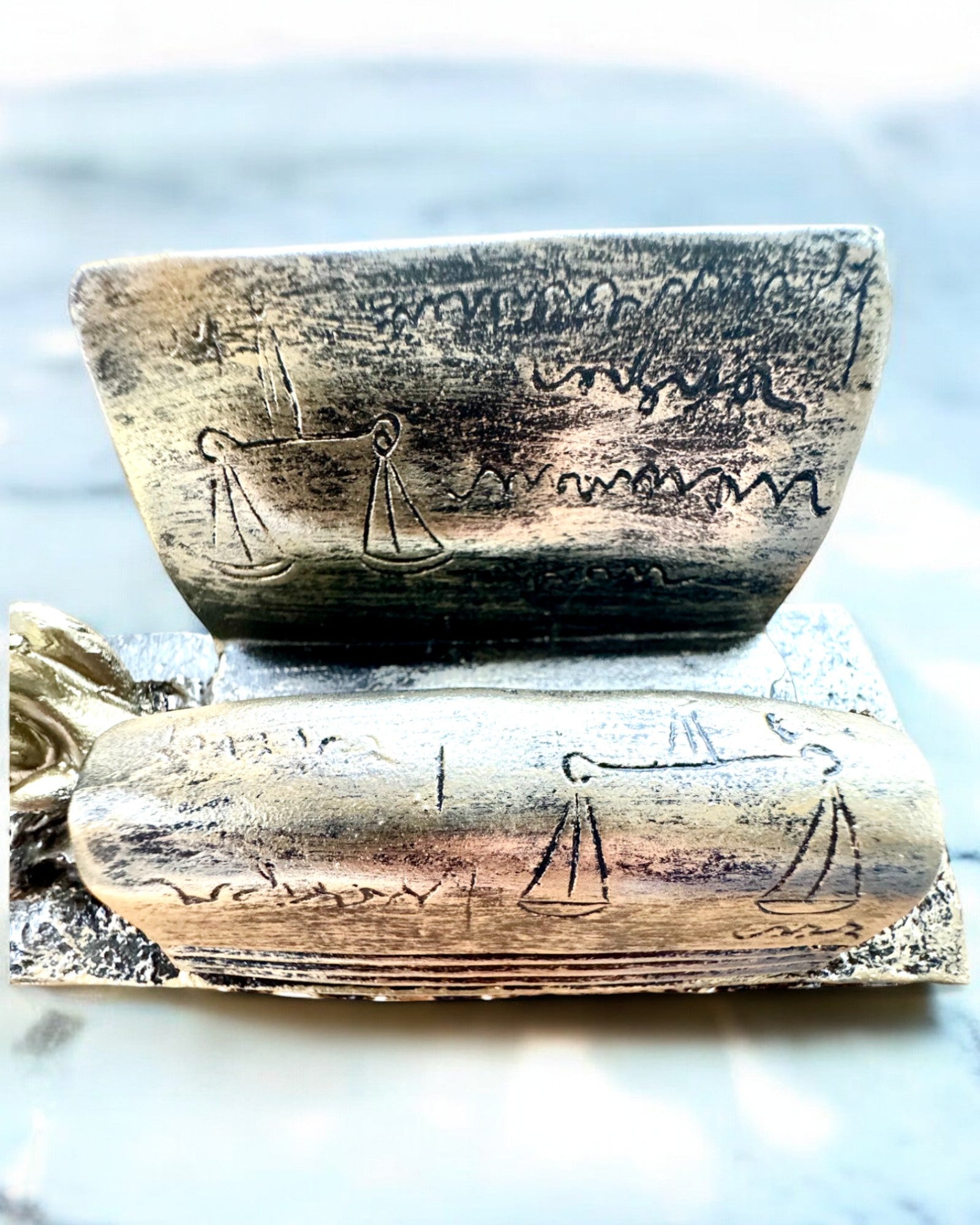 Statuette "Justicia 2" - Göttin der Gerechtigkeit – Künstlerische Dekoration für das Regal, Kunsthandwerk aus Harz, Personalisierung mit Gravur