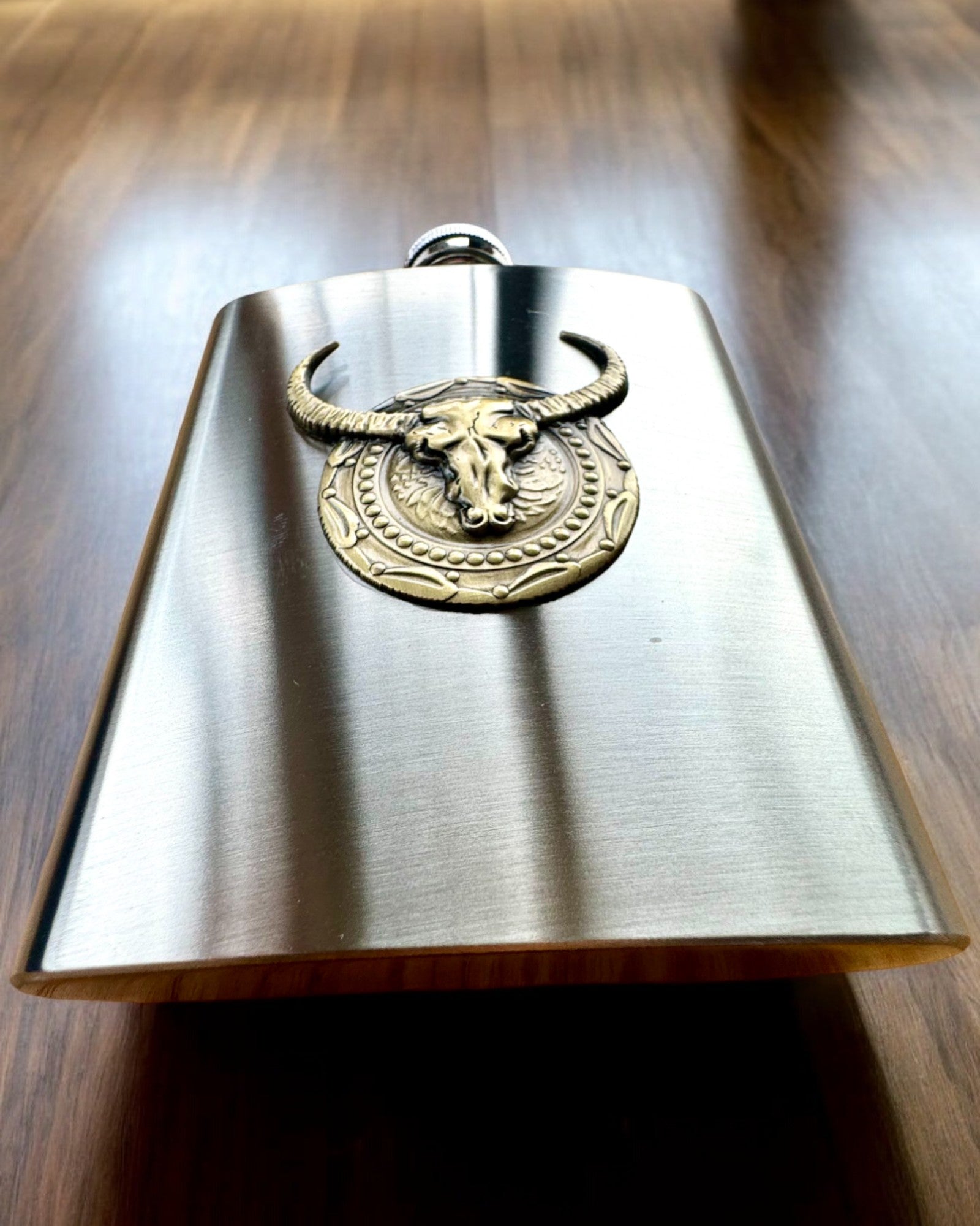 Bizon Flask – Stilvolle Flachmann mit Bison-Motiv - Möglichkeit zur Personalisierung mit Gravur als Geschenk