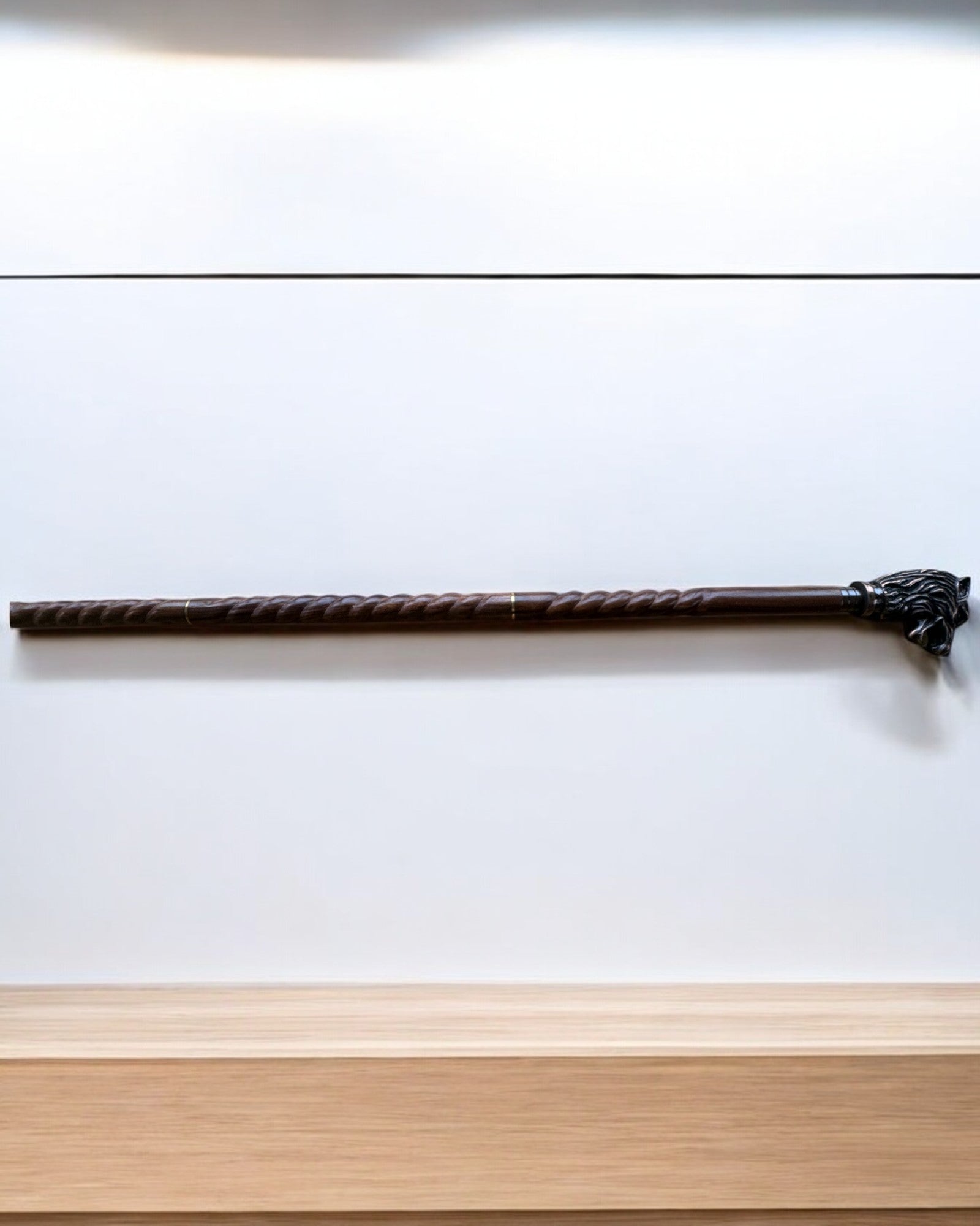 Wolfwächter Handgeschnitzter Gehstock, aus Holz, mit Möglichkeit zur Gravurpersonalisierung