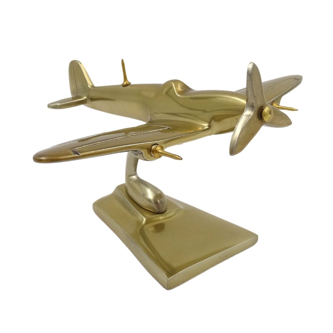 Modell des Flugzeugs Spitfire - legendärer Jäger des Zweiten Weltkriegs – SPIS