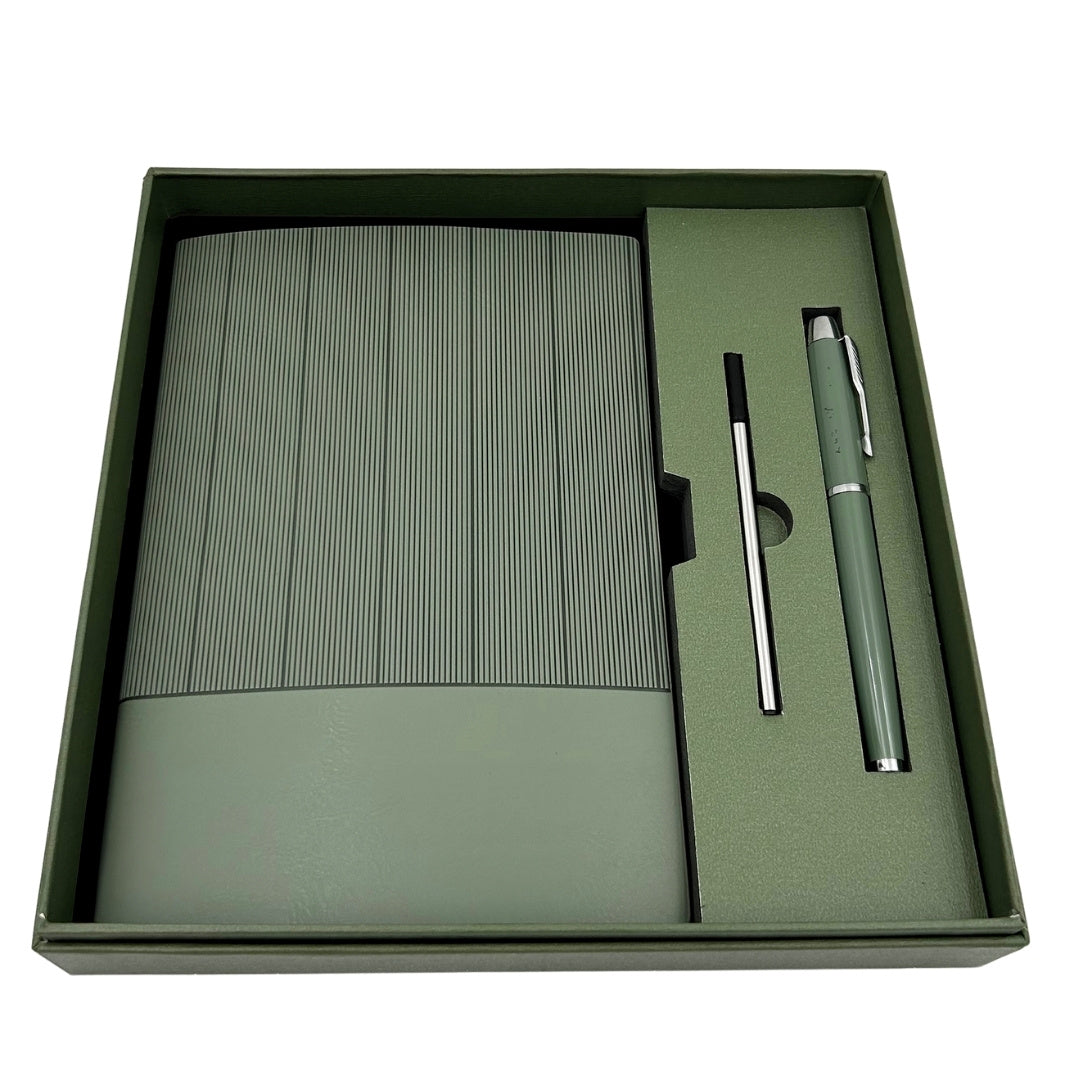 Elegantes Geschenkset mit personalisierter Gravur - Leder-Notizbuch A5 in Olivgrün mit Kugelschreiber und Ersatzmine in ästhetischer Geschenkbox