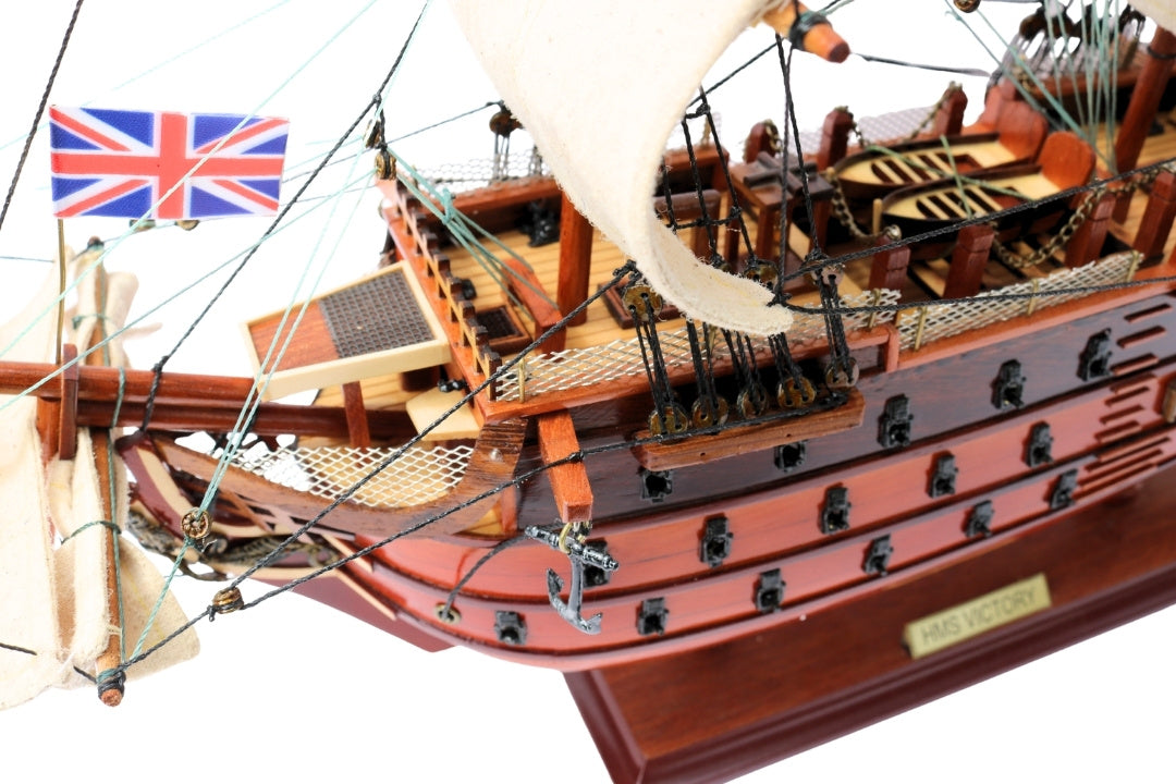 Segelschiffmodell HMS Victory, montiert, 54 cm - handgefertigte Replik mit Möglichkeit zur Personalisierung durch Gravur - ideales Geschenk für Segelliebhaber - hohe Qualität, eleganter Holzsockel