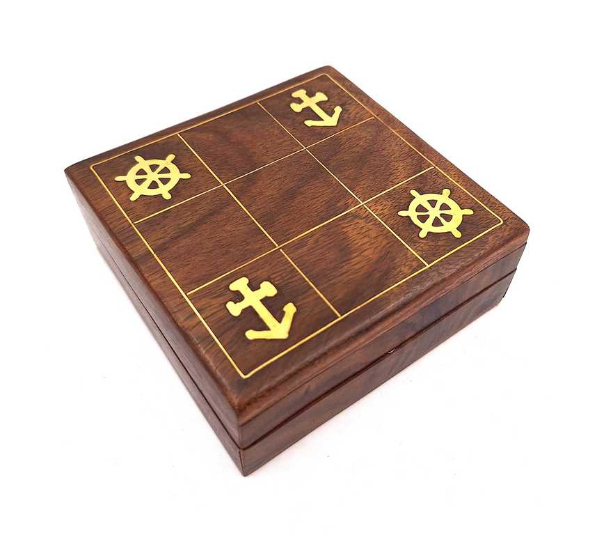 Maritimes Tic-Tac-Toe-Spiel aus Holz mit Gravur - Personalisiertes Geschenk für Segler, Maße 10x10 cm, elegantes Design mit Messingakzenten