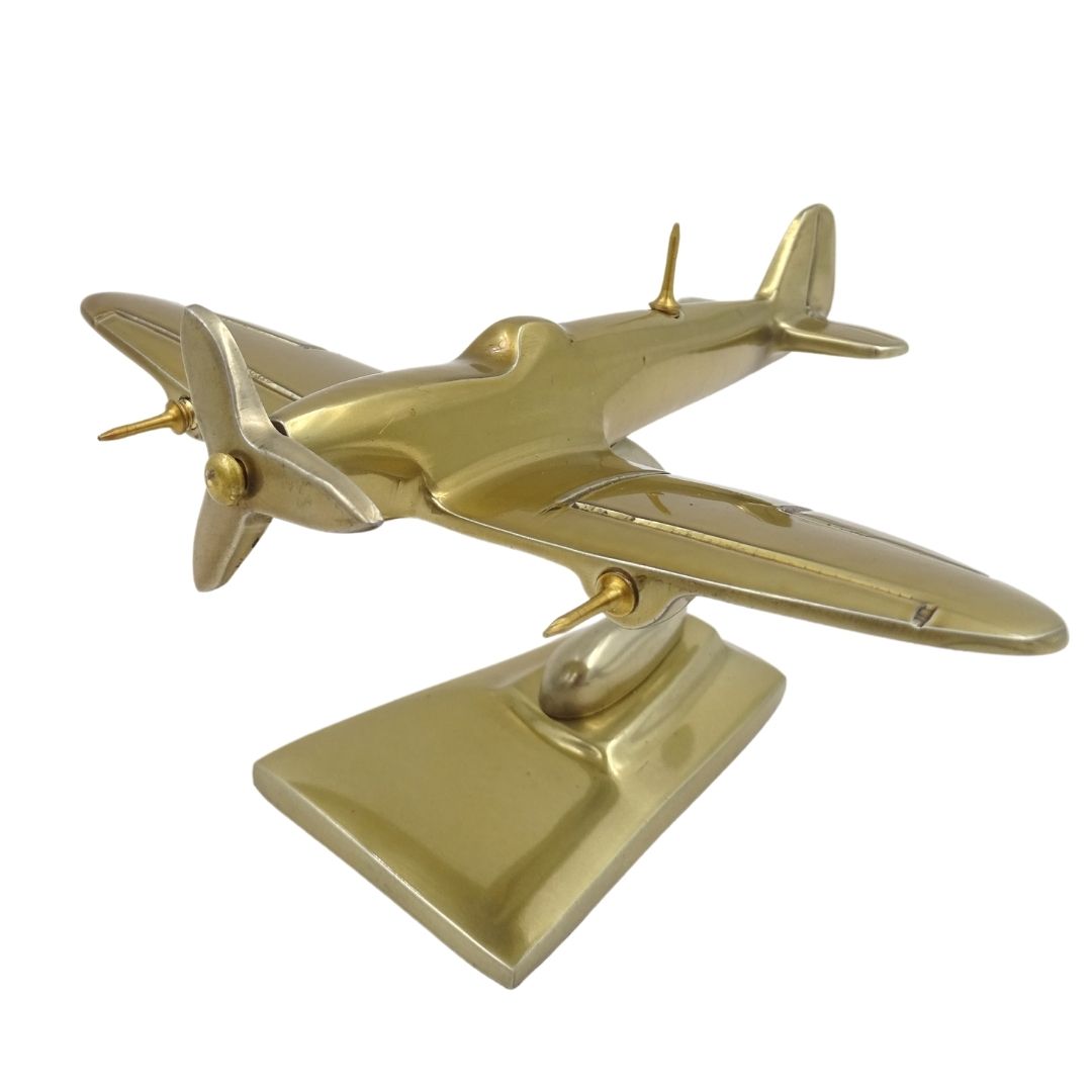 Modell des Flugzeugs Spitfire - legendärer Jäger des Zweiten Weltkriegs – SPIS