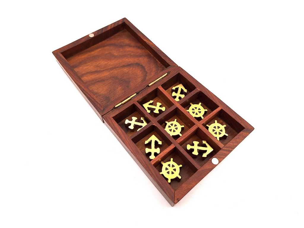 Maritimes Tic-Tac-Toe-Spiel aus Holz mit Gravur - Personalisiertes Geschenk für Segler, Maße 10x10 cm, elegantes Design mit Messingakzenten