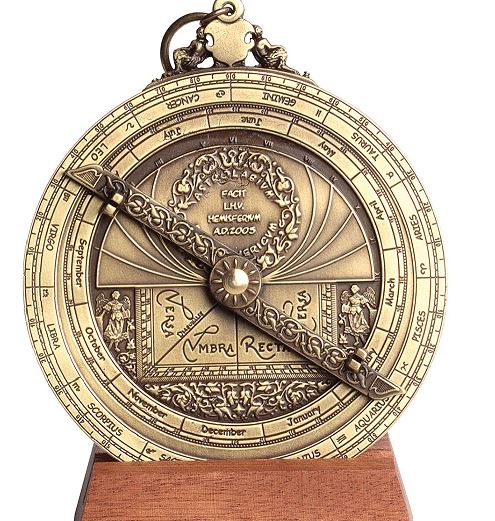 Europäisches Astrolabium H32 – Premium-Renaissance-Replik mit personalisierbarer Gravur – ideales Geschenk mit elegantem Holzsockel – Höhe 12 cm, handgefertigt mit Liebe zum Detail