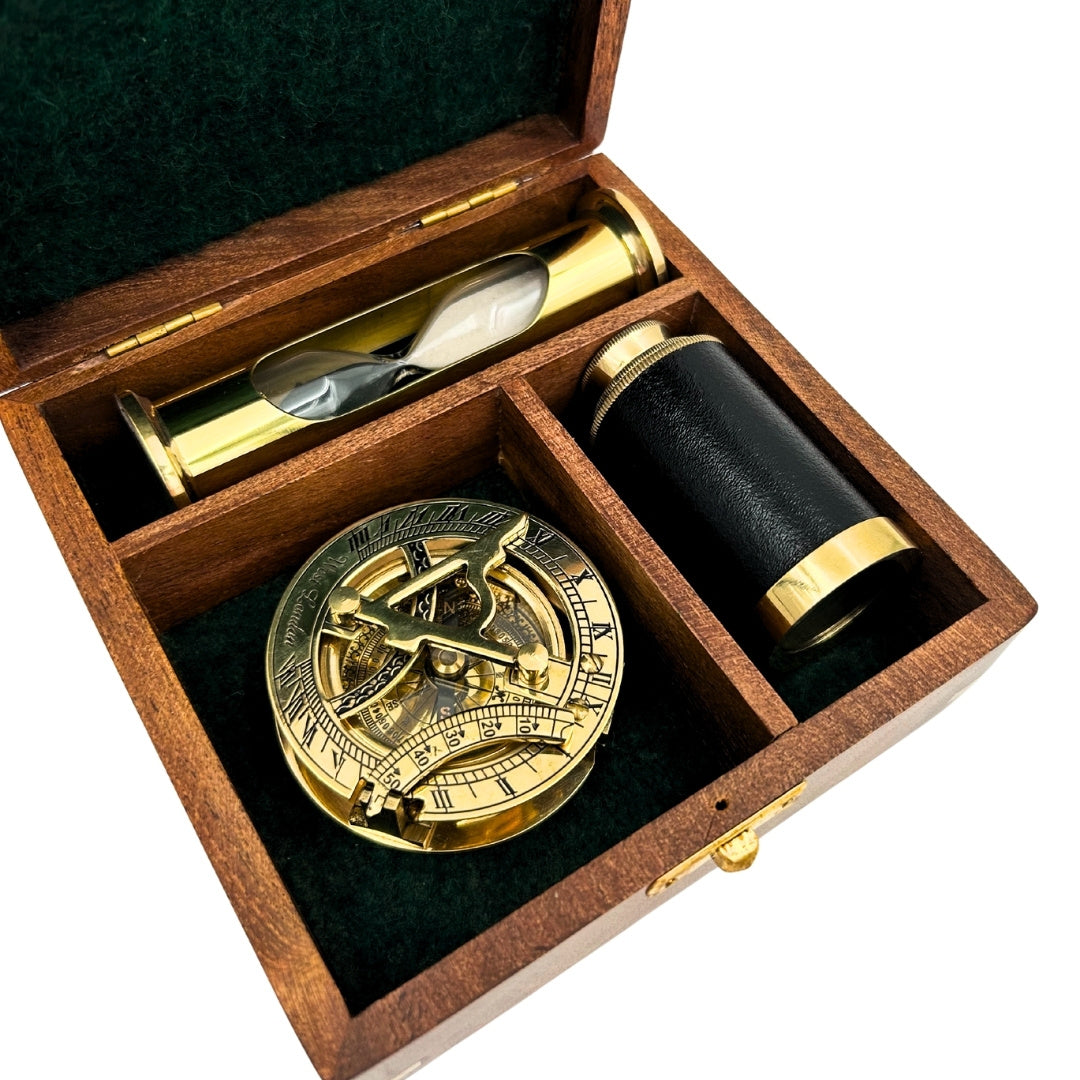 Retro-Geschenkset mit Gravur – Messingkompass, klappbares Fernrohr, Sanduhr in einer Holzschachtel