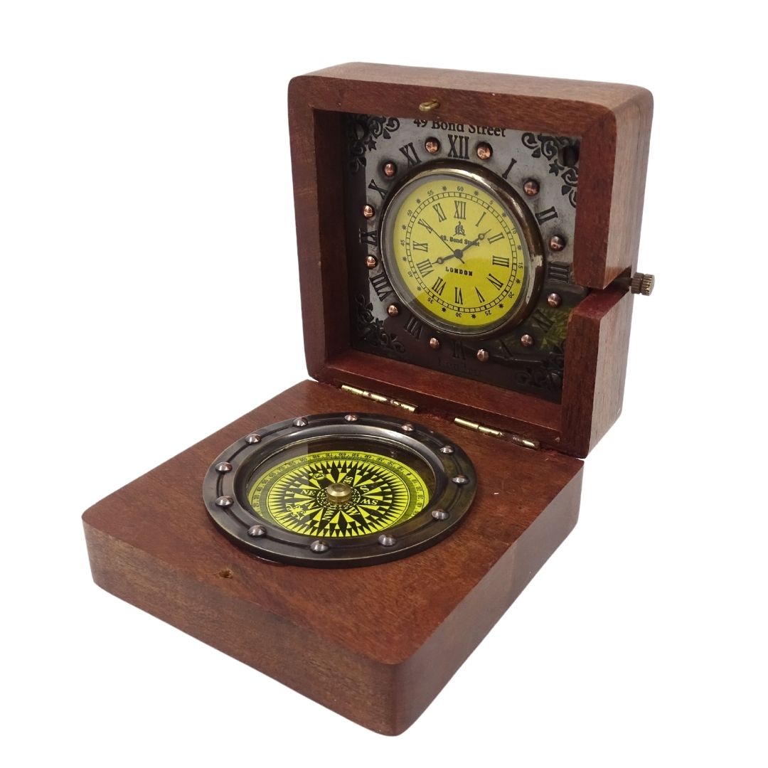 Retro-Kompass und Uhr in einer Holzkiste mit personalisierbarer Gravur