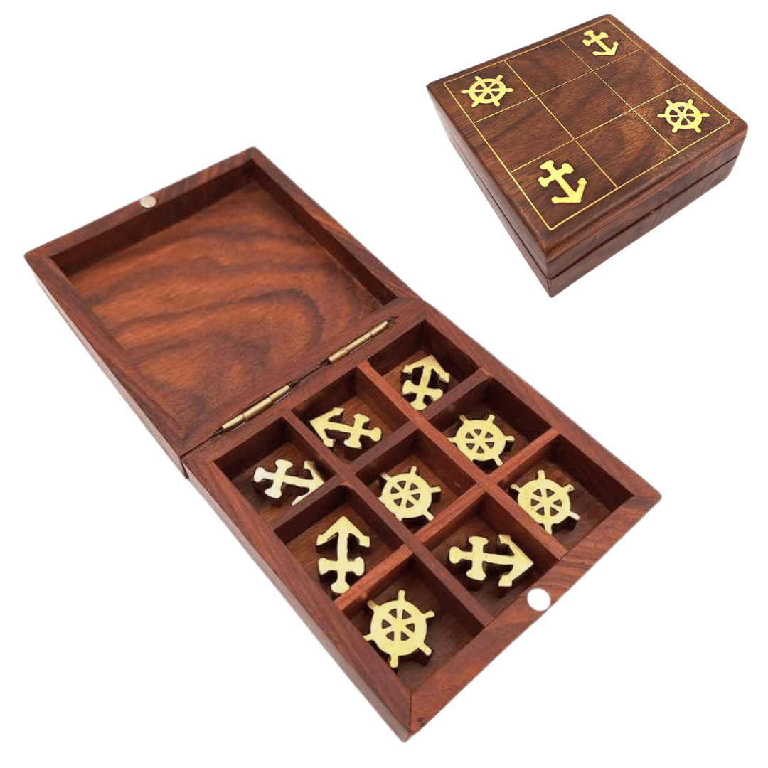 Maritimes Tic-Tac-Toe-Spiel aus Holz mit Gravur - Personalisiertes Geschenk für Segler, Maße 10x10 cm, elegantes Design mit Messingakzenten
