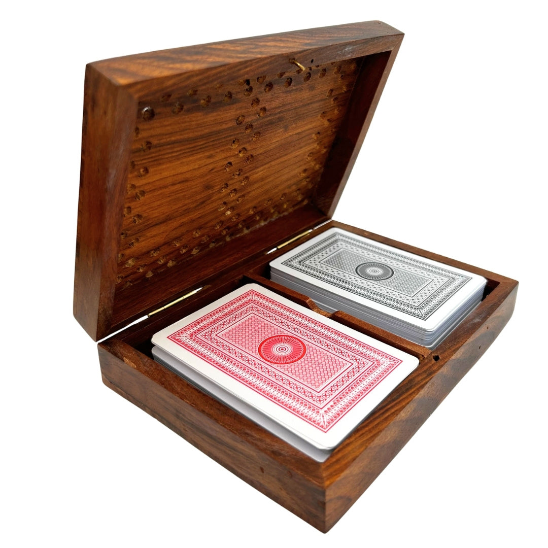 Elegantes Set aus zwei Kartenspielen in einer Holzschachtel mit Personalisierung durch Gravur