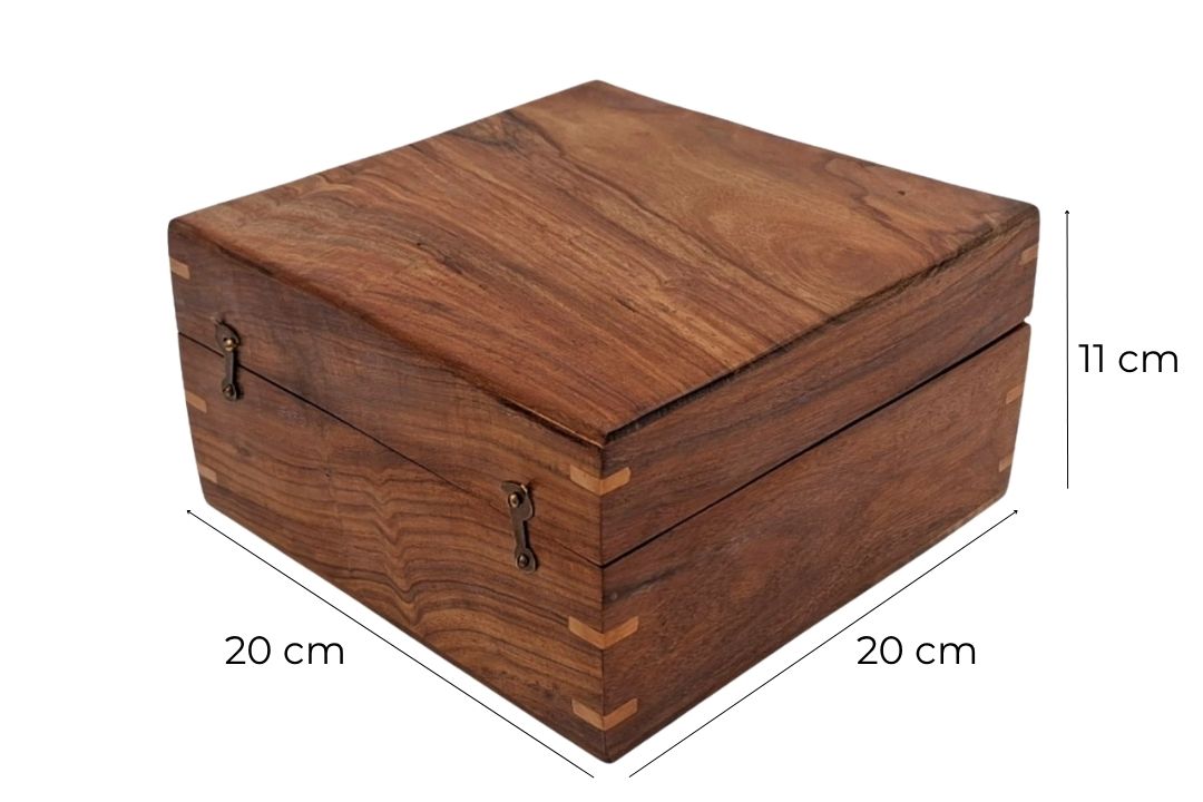 Elegante Geschenkbox aus Holz 20x20x11 cm mit marineblauem Einsatz und Option zur Personalisierung durch Gravur