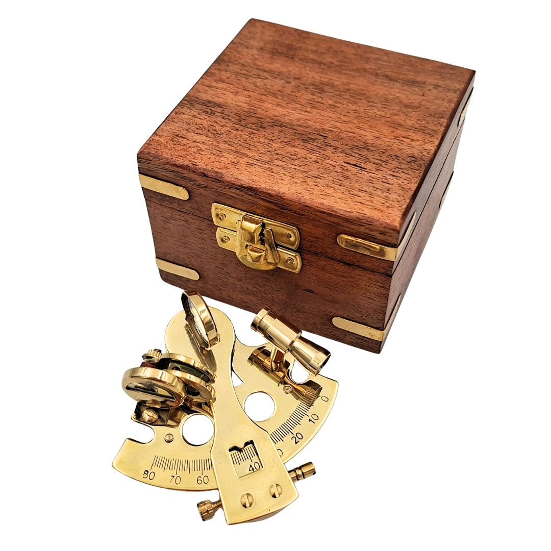 Messing-Sextant in einer Holzkiste mit Gravurmöglichkeit – elegantes Geschenk für Segler und Seeleute, 7x7x4 cm, hochwertiges Messing und Glas