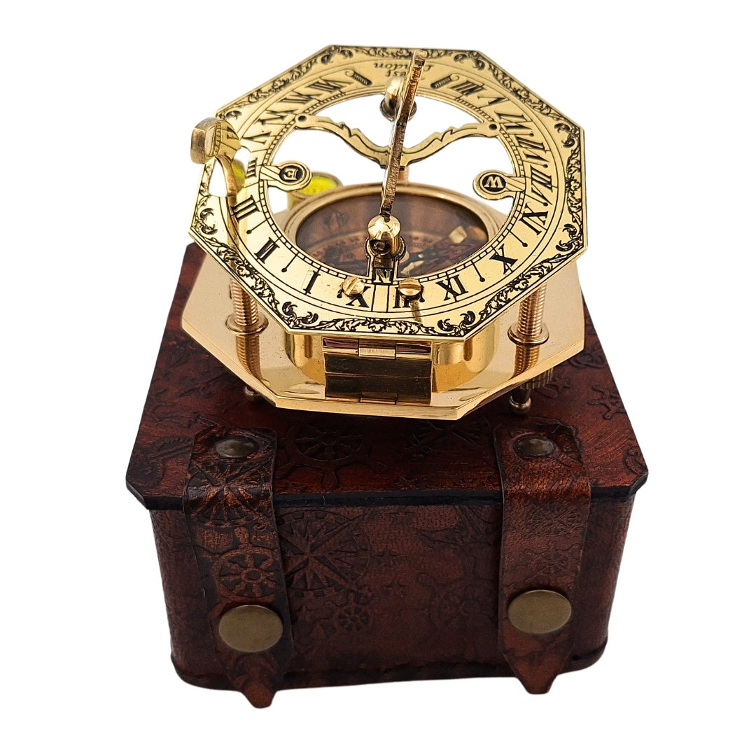 Messingkompass in stilvollem Lederetui mit Gravurmöglichkeit – Retro-Vintage-Geschenk für Reisende und Segler - 8 cm Höhe, elegantes Design aus Messing